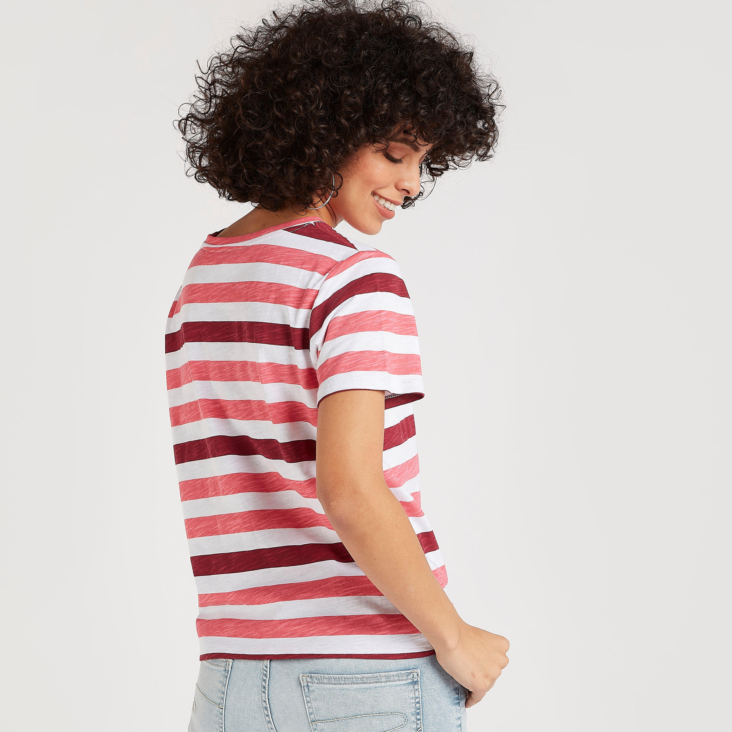 تيشيرت مقلّم بياقة ضيّقة وأكمام قصيرة من لي كوبر-women-clothing-tshirts-image-3