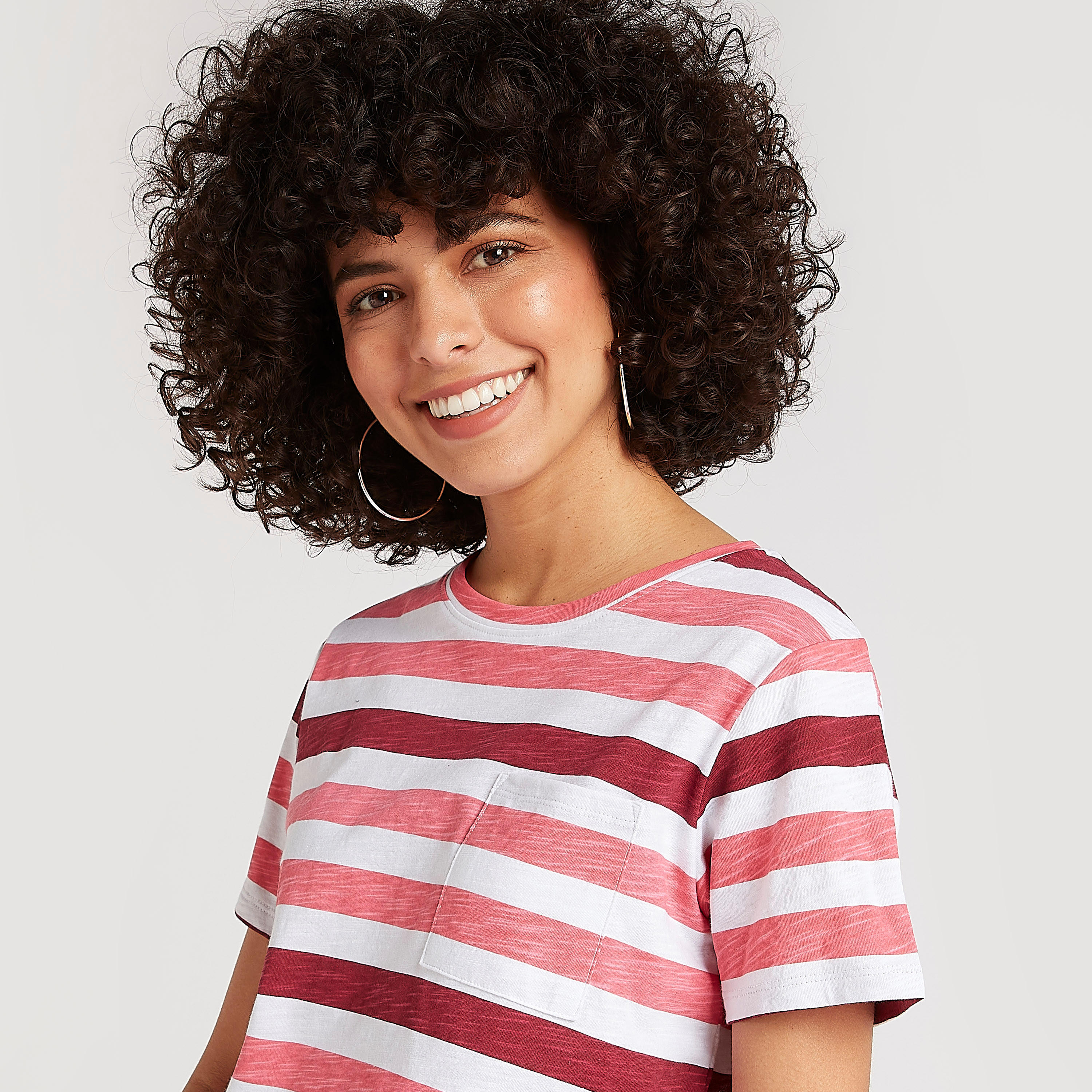 تيشيرت مقلّم بياقة ضيّقة وأكمام قصيرة من لي كوبر-women-clothing-tshirts-image-1