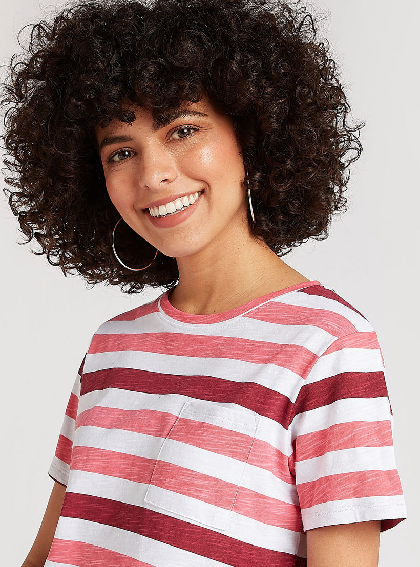 تيشيرت مقلّم بياقة ضيّقة وأكمام قصيرة من لي كوبر-women-clothing-tshirts-image-1