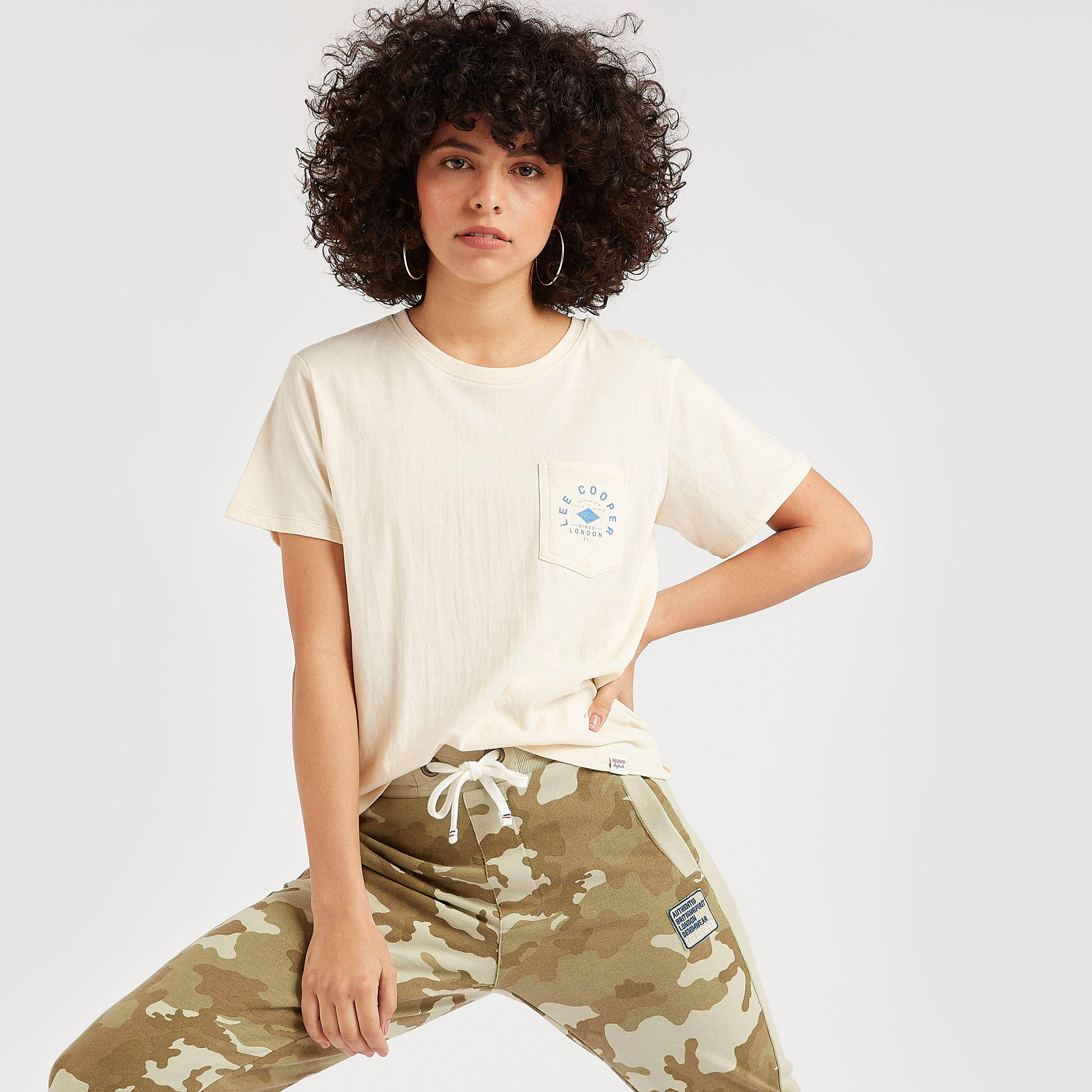 تيشيرت بياقة ضيّقة وجيب خارجي وطبعات من لي كوبر-women-clothing-tshirts-image-1