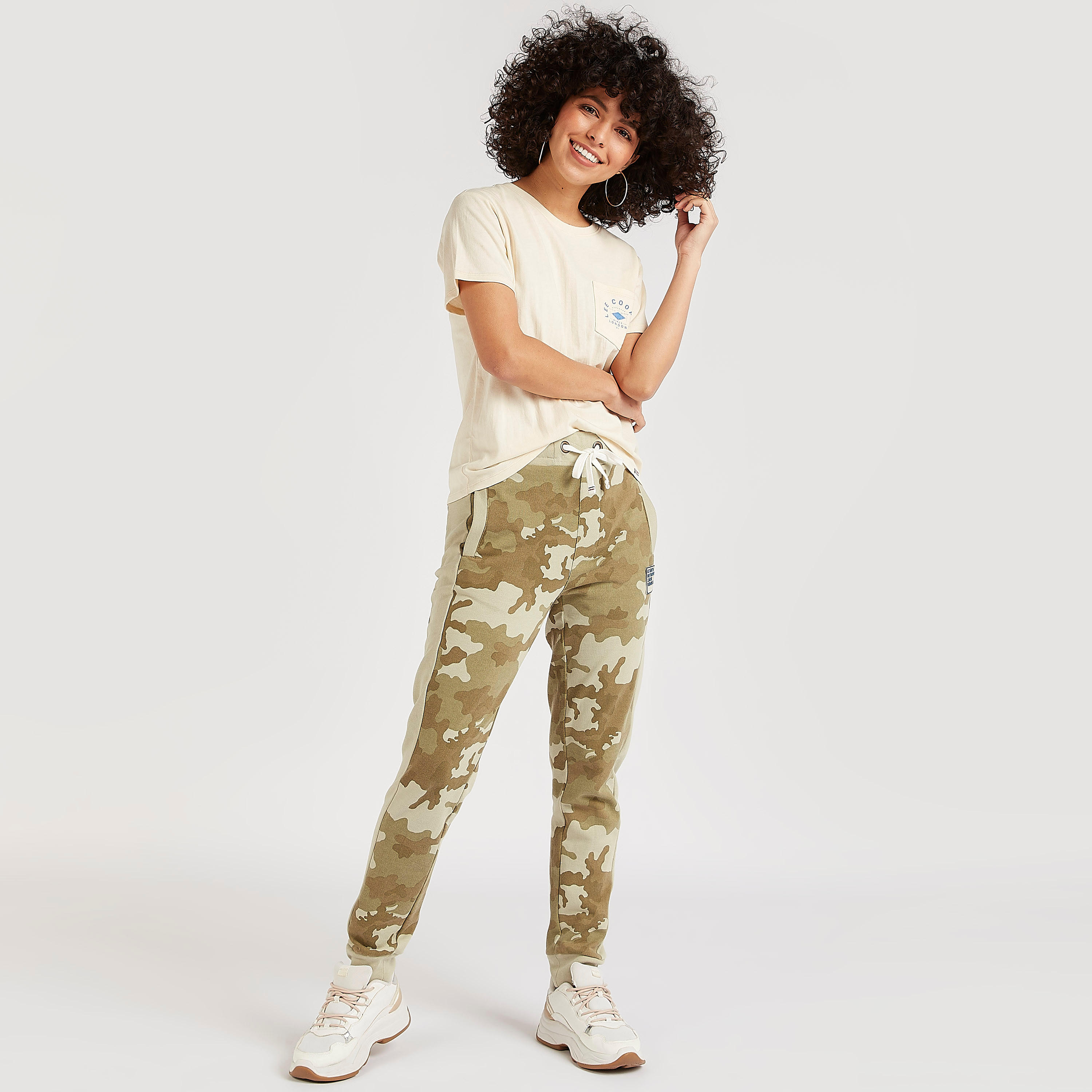 تيشيرت بياقة ضيّقة وجيب خارجي وطبعات من لي كوبر-women-clothing-tshirts-image-2
