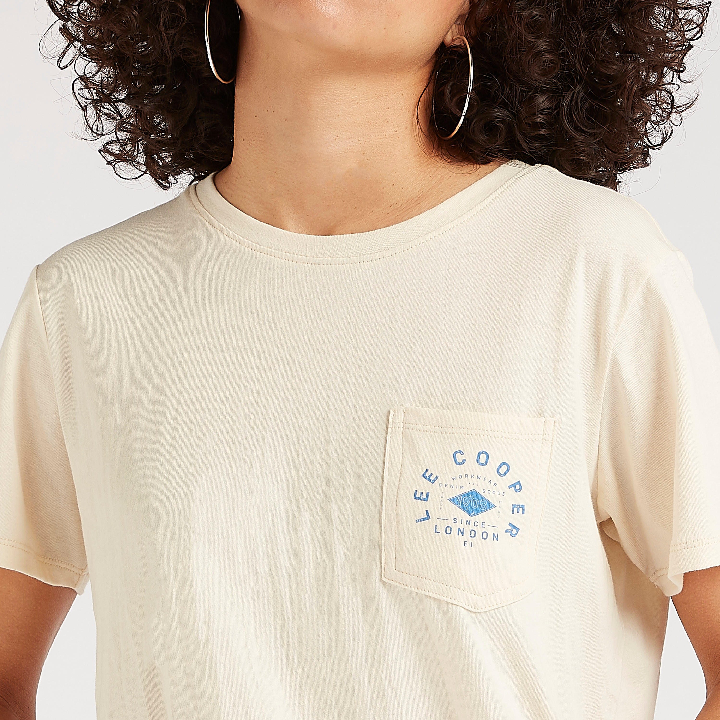 تيشيرت بياقة ضيّقة وجيب خارجي وطبعات من لي كوبر-women-clothing-tshirts-image-3