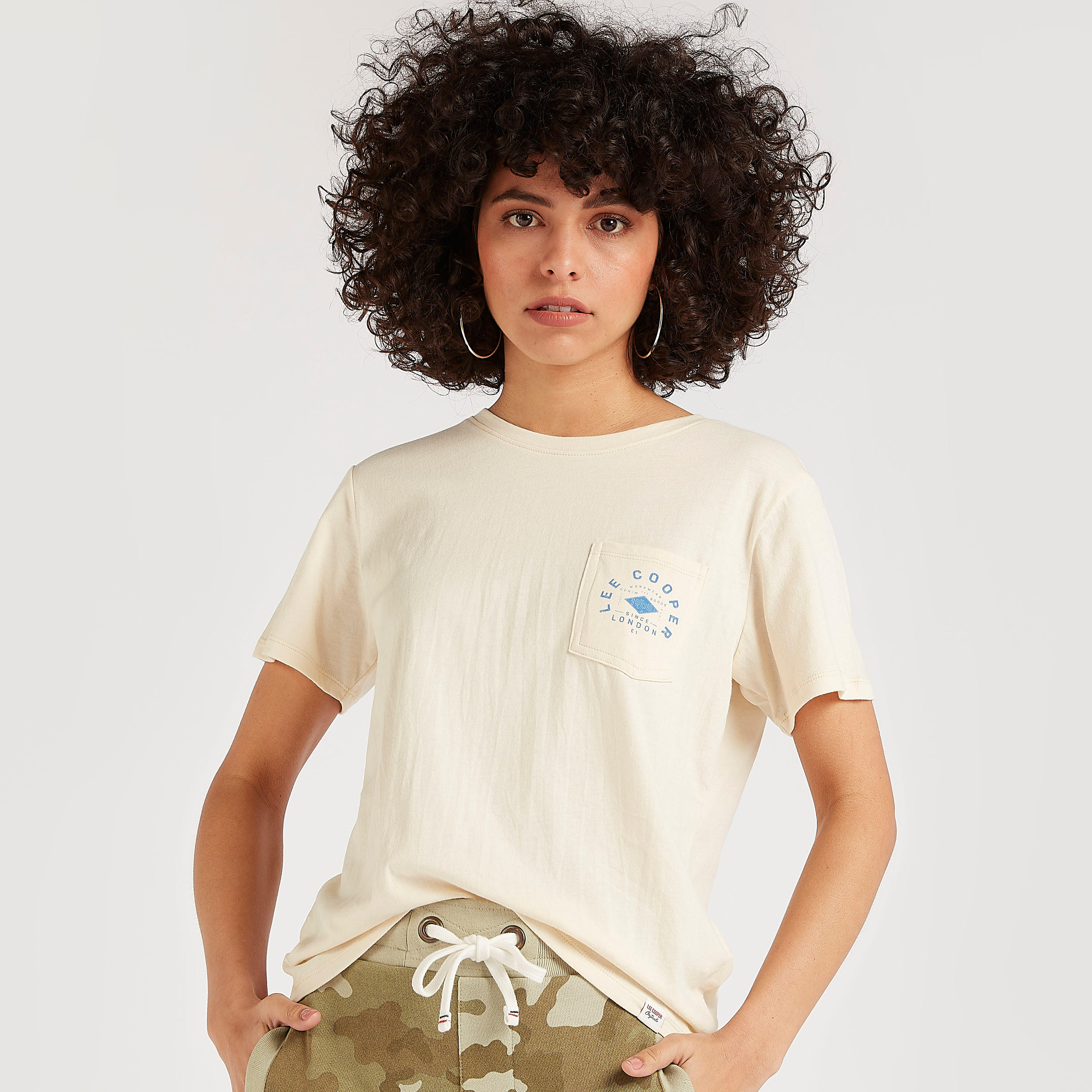 تيشيرت بياقة ضيّقة وجيب خارجي وطبعات من لي كوبر-women-clothing-tshirts-image-5