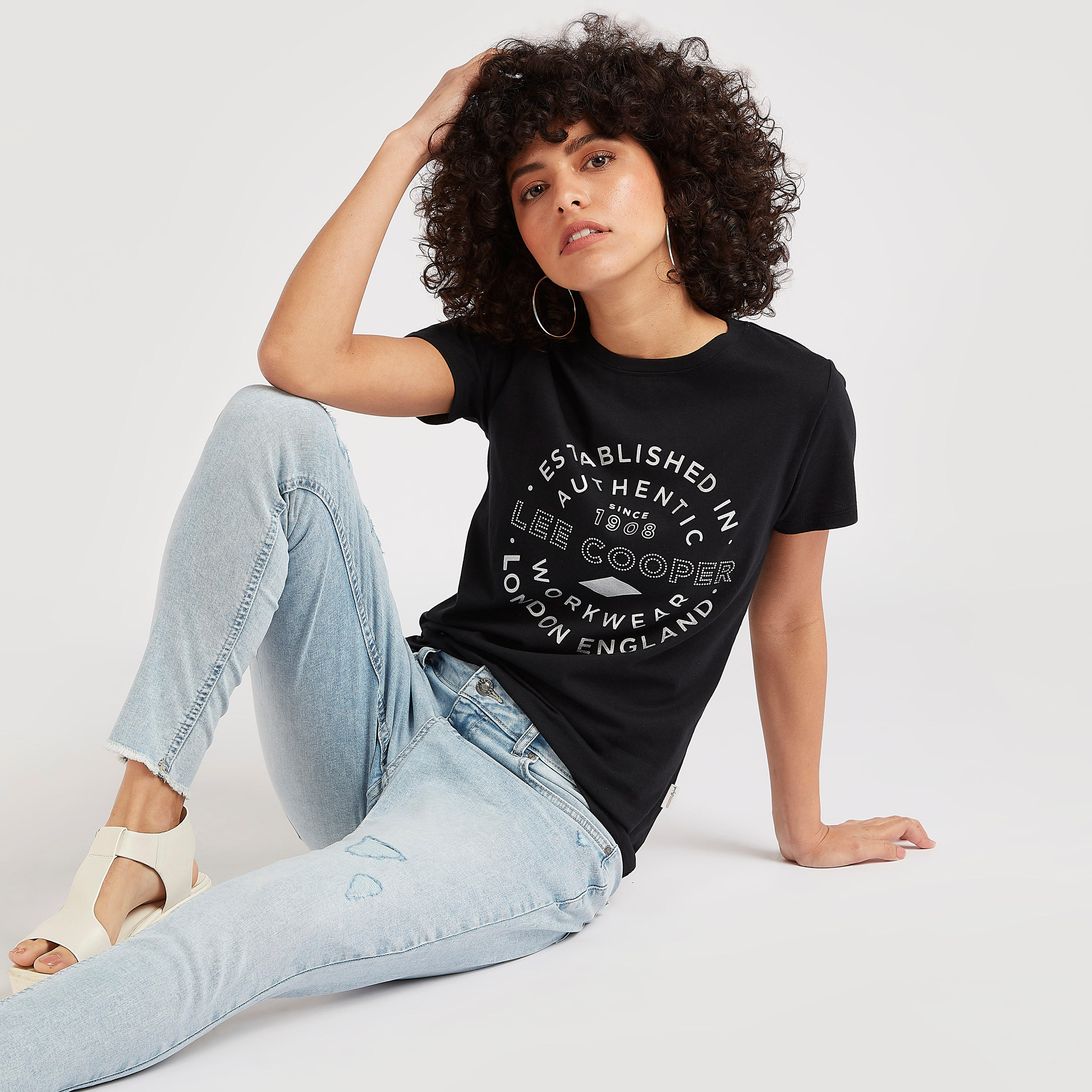 تيشيرت بياقة ضيّقة وأكمام قصيرة وطبعات من لي كوبر-women-clothing-tshirts-image-4
