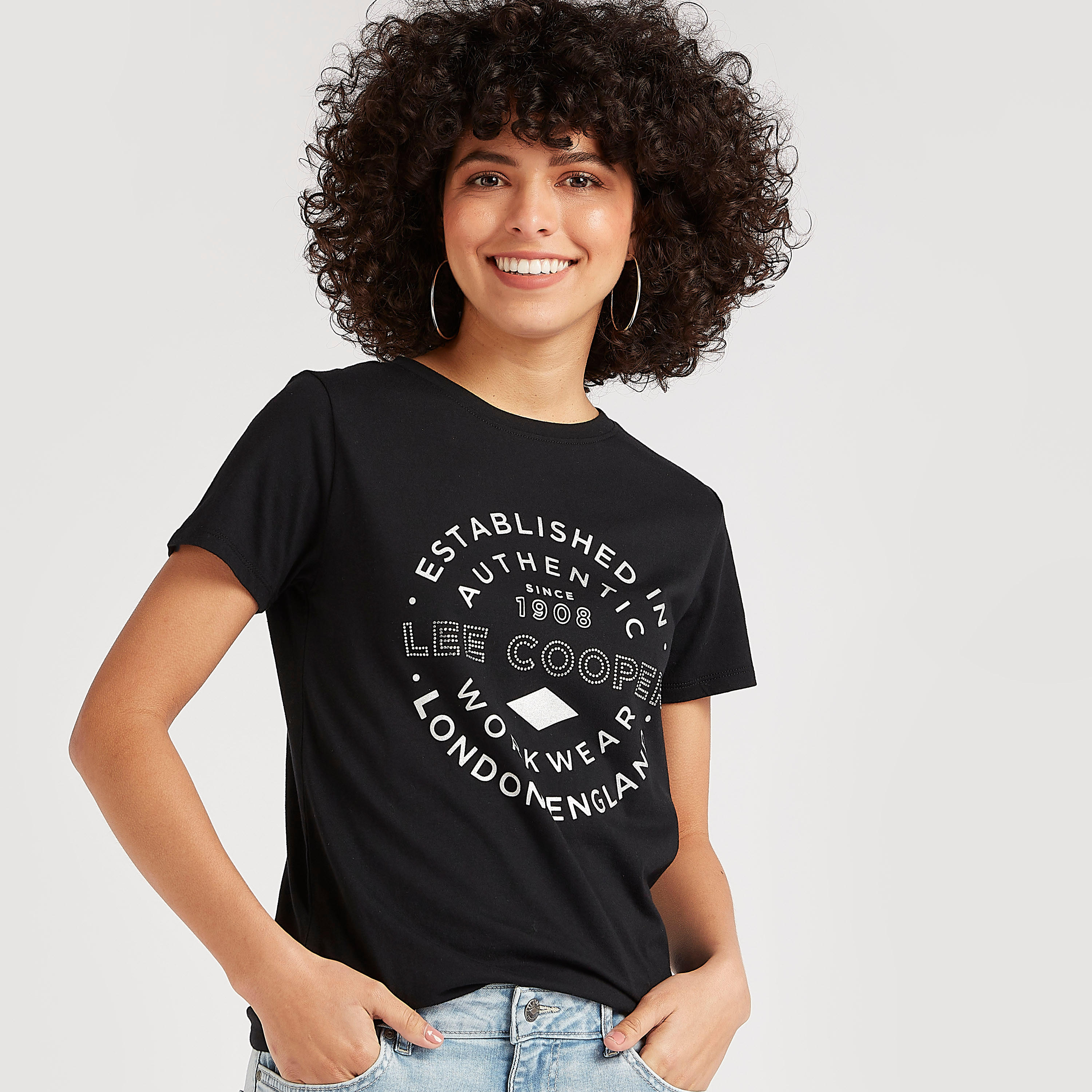 تيشيرت بياقة ضيّقة وأكمام قصيرة وطبعات من لي كوبر-women-clothing-tshirts-image-2