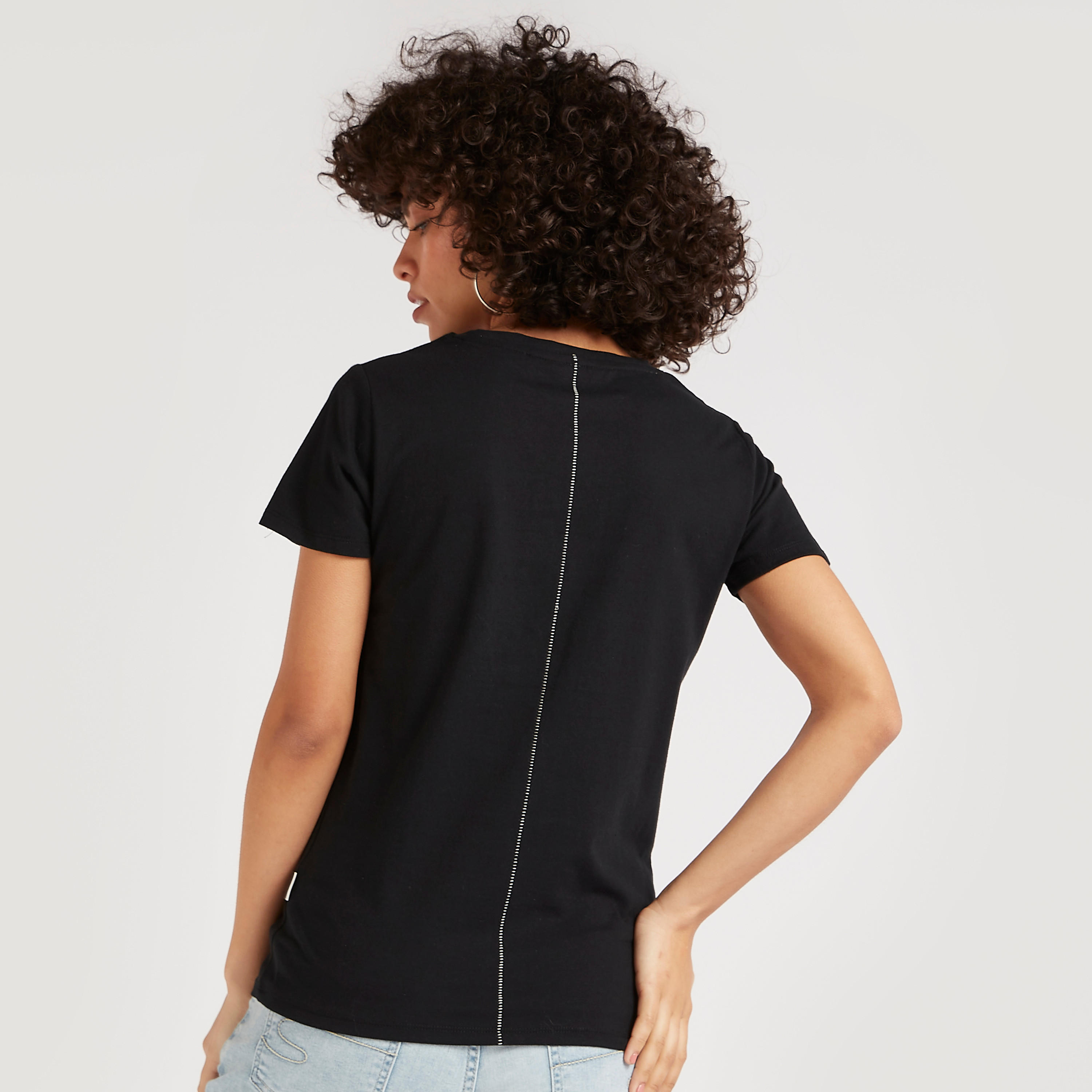 تيشيرت بياقة ضيّقة وأكمام قصيرة وطبعات من لي كوبر-women-clothing-tshirts-image-1