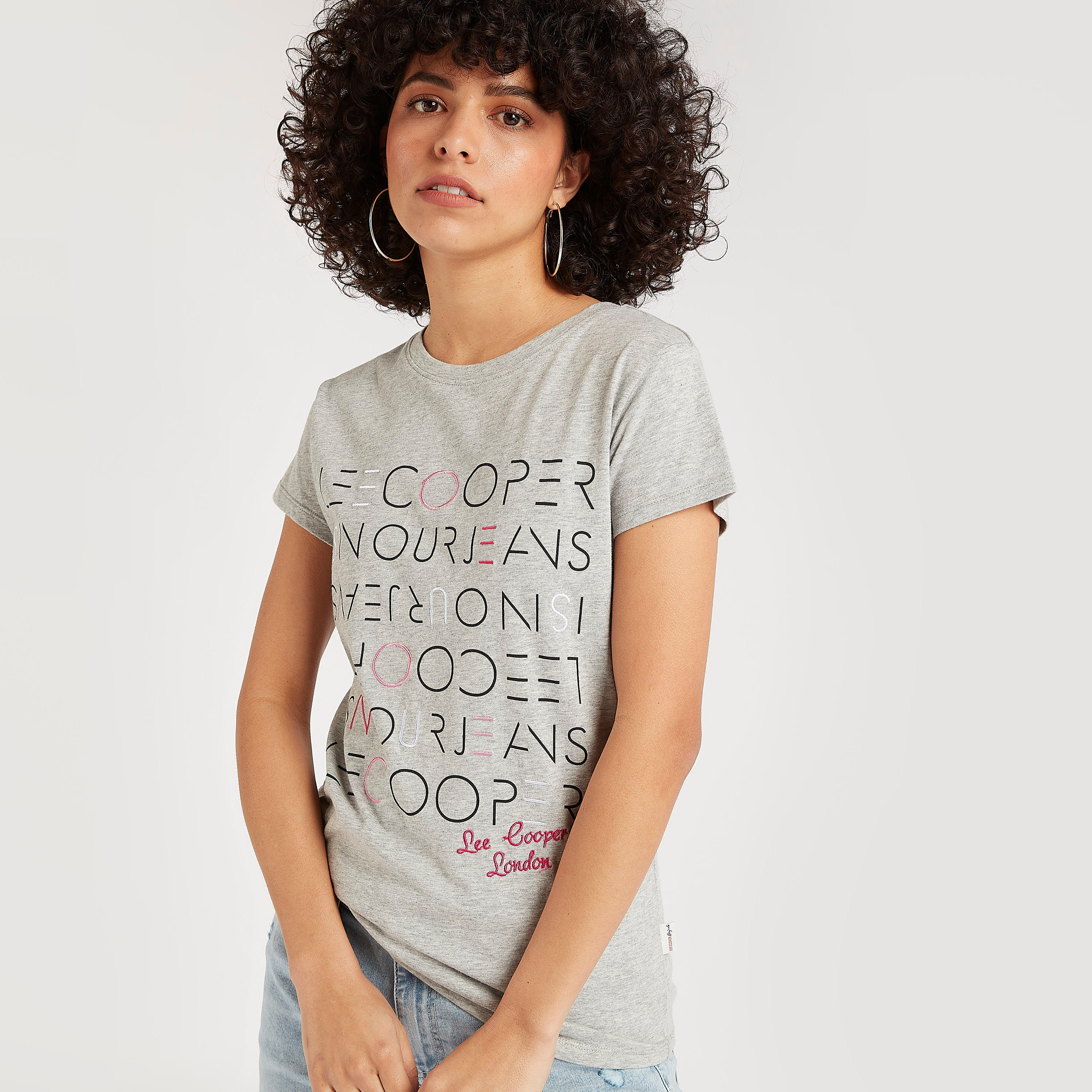 تيشيرت بياقة ضيّقة وأكمام قصيرة وطبعات تايبوجرافيك-women-clothing-tshirts-image-1