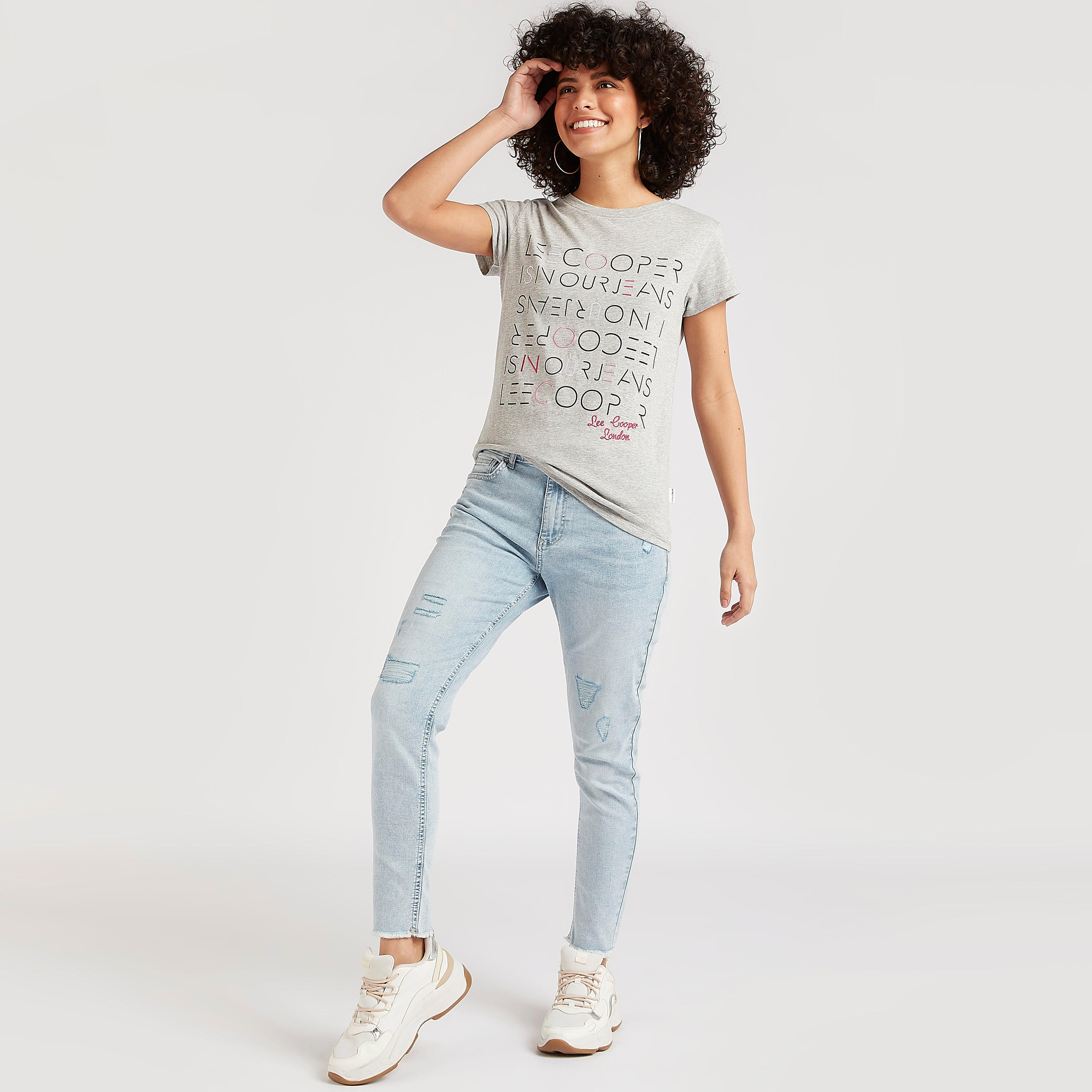 تيشيرت بياقة ضيّقة وأكمام قصيرة وطبعات تايبوجرافيك-women-clothing-tshirts-image-2