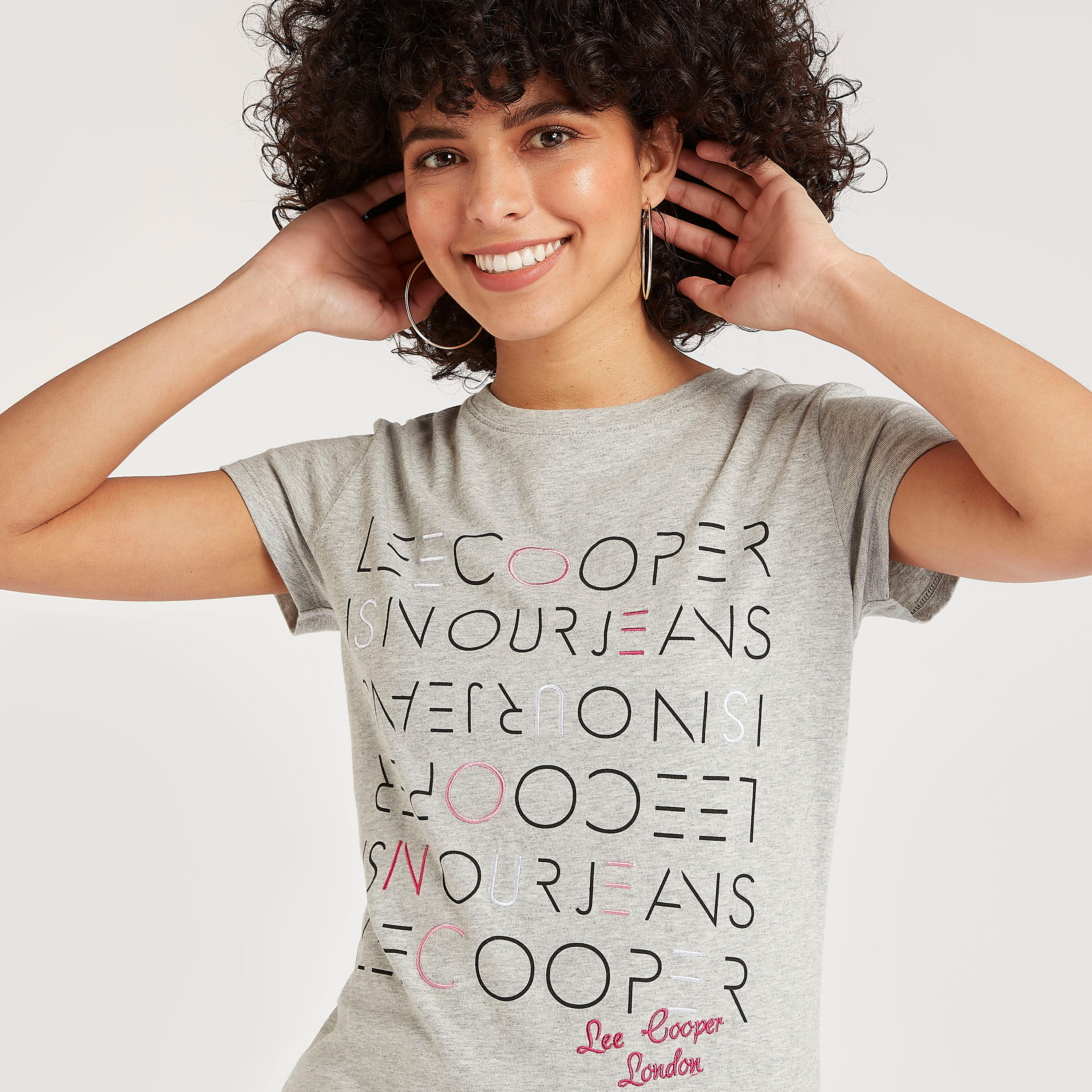تيشيرت بياقة ضيّقة وأكمام قصيرة وطبعات تايبوجرافيك-women-clothing-tshirts-image-3