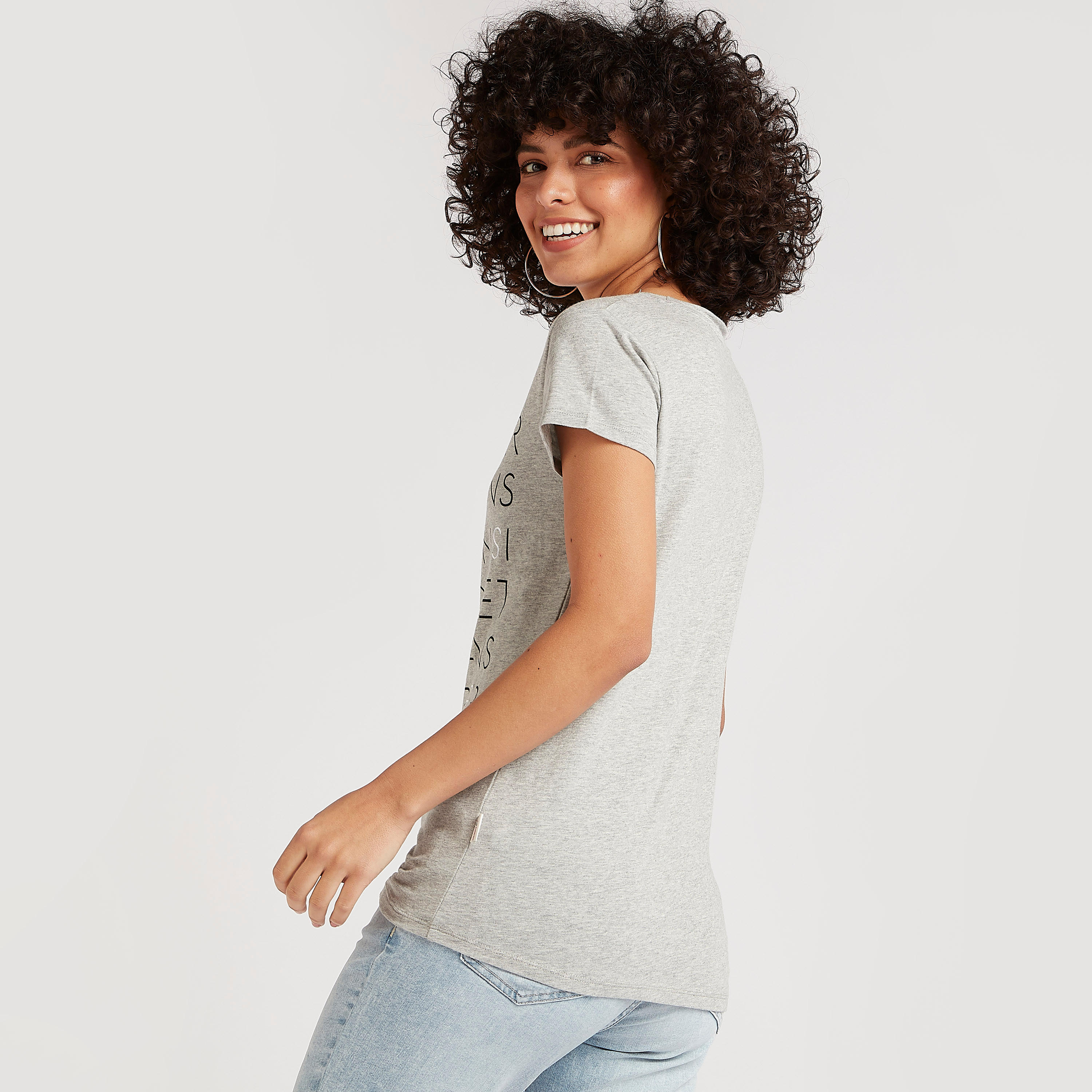 تيشيرت بياقة ضيّقة وأكمام قصيرة وطبعات تايبوجرافيك-women-clothing-tshirts-image-4