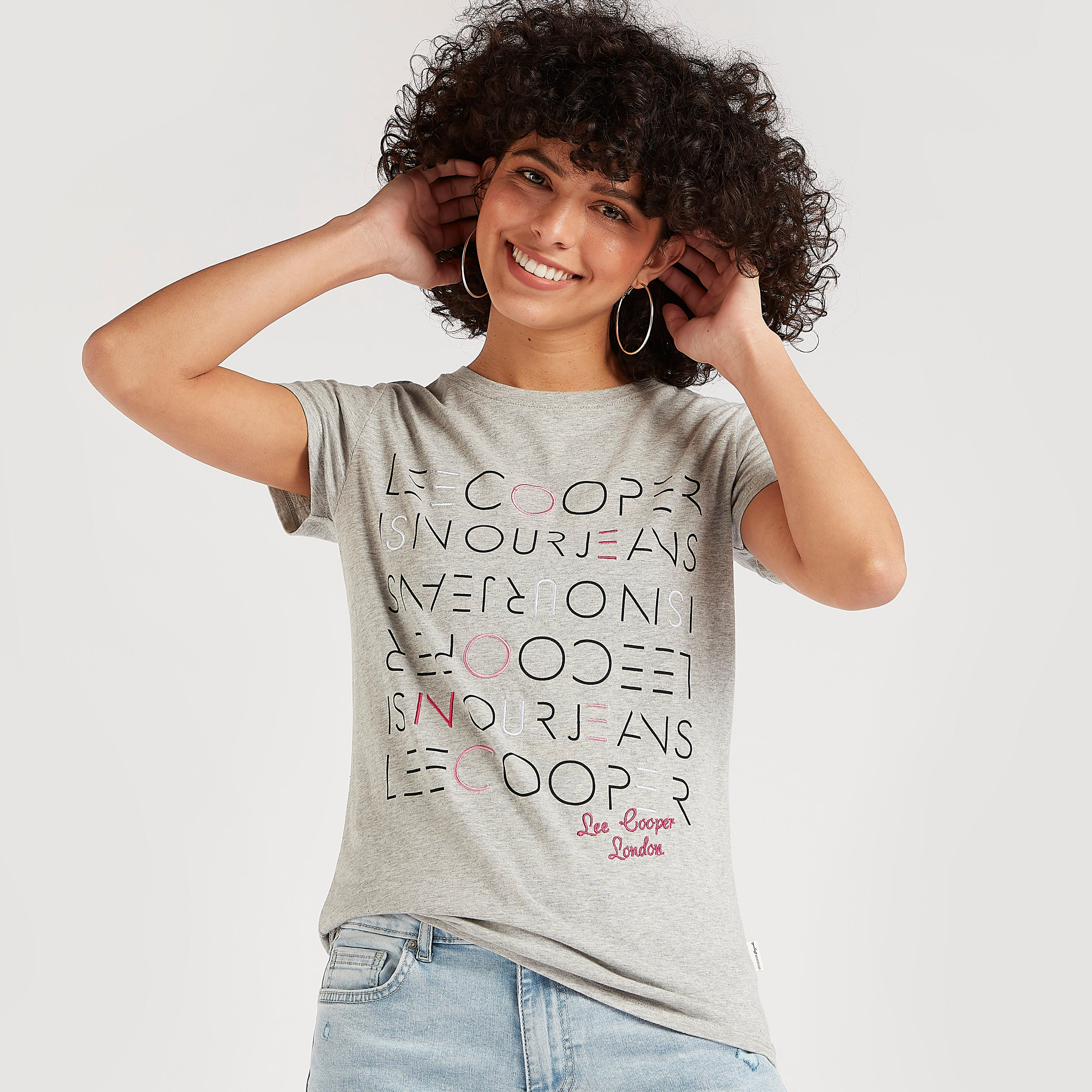تيشيرت بياقة ضيّقة وأكمام قصيرة وطبعات تايبوجرافيك-women-clothing-tshirts-image-5