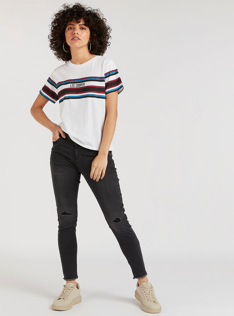 تيشيرت مقلّم بياقة ضيّقة وأكمام قصيرة من لي كوبر-women-clothing-tshirts-image-4