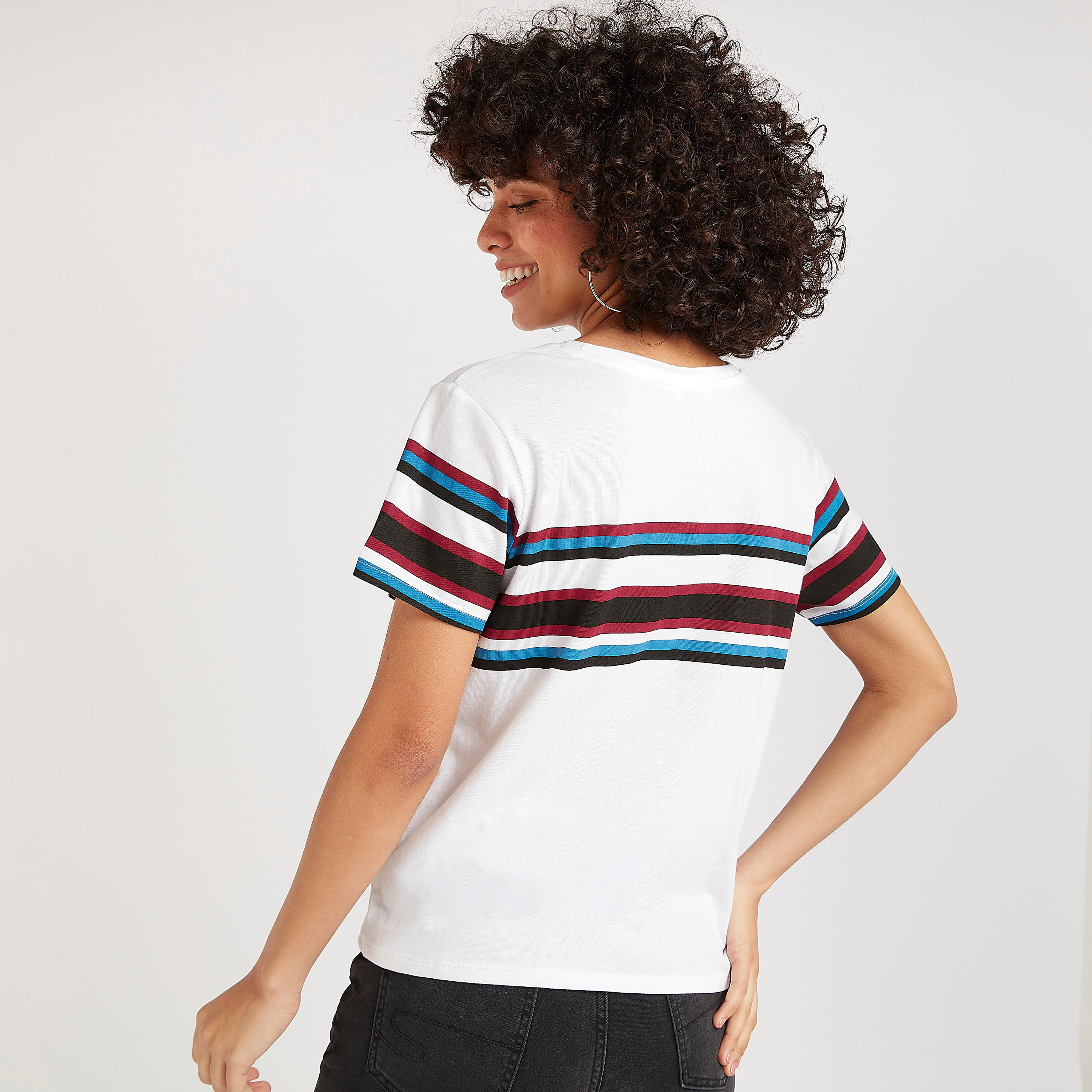 تيشيرت مقلّم بياقة ضيّقة وأكمام قصيرة من لي كوبر-women-clothing-tshirts-image-2