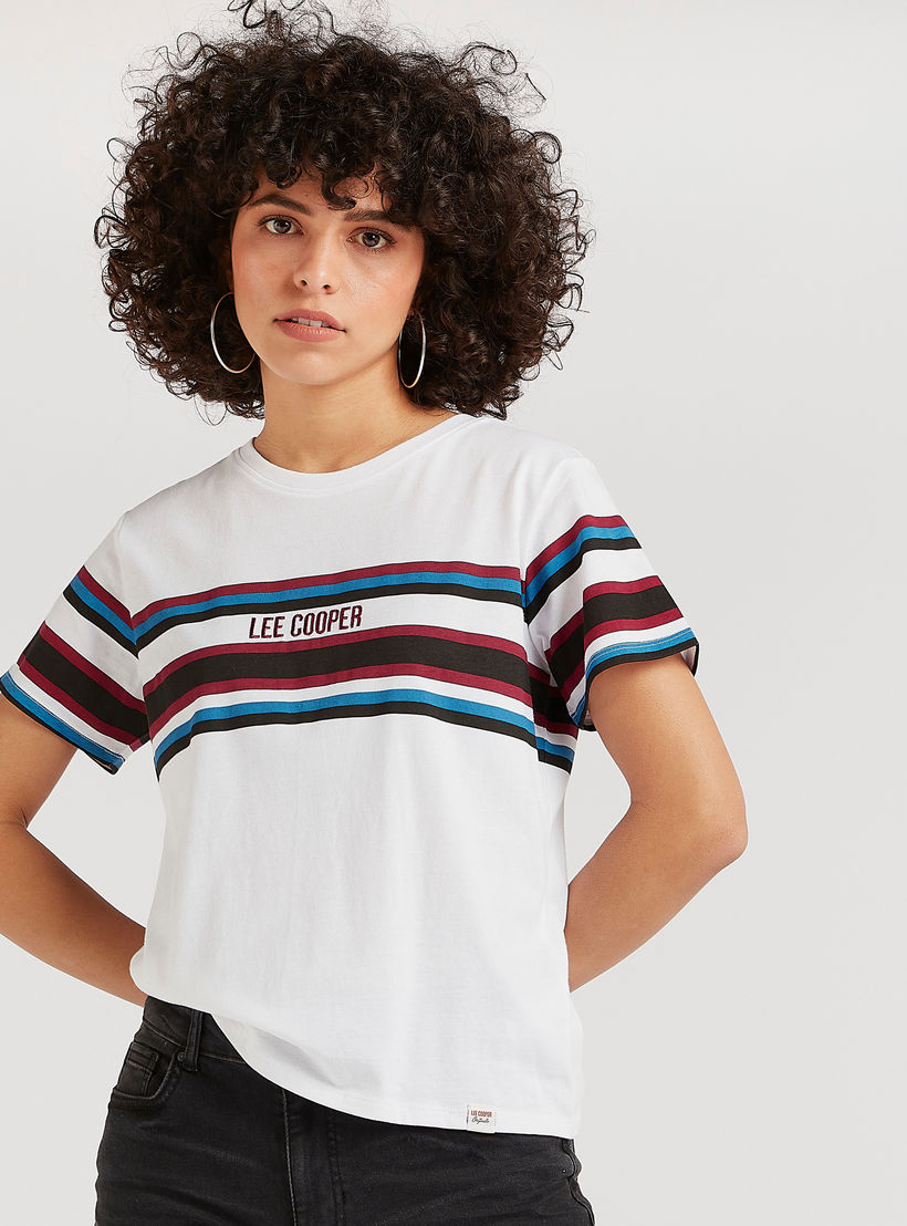 تيشيرت مقلّم بياقة ضيّقة وأكمام قصيرة من لي كوبر-women-clothing-tshirts-image-1