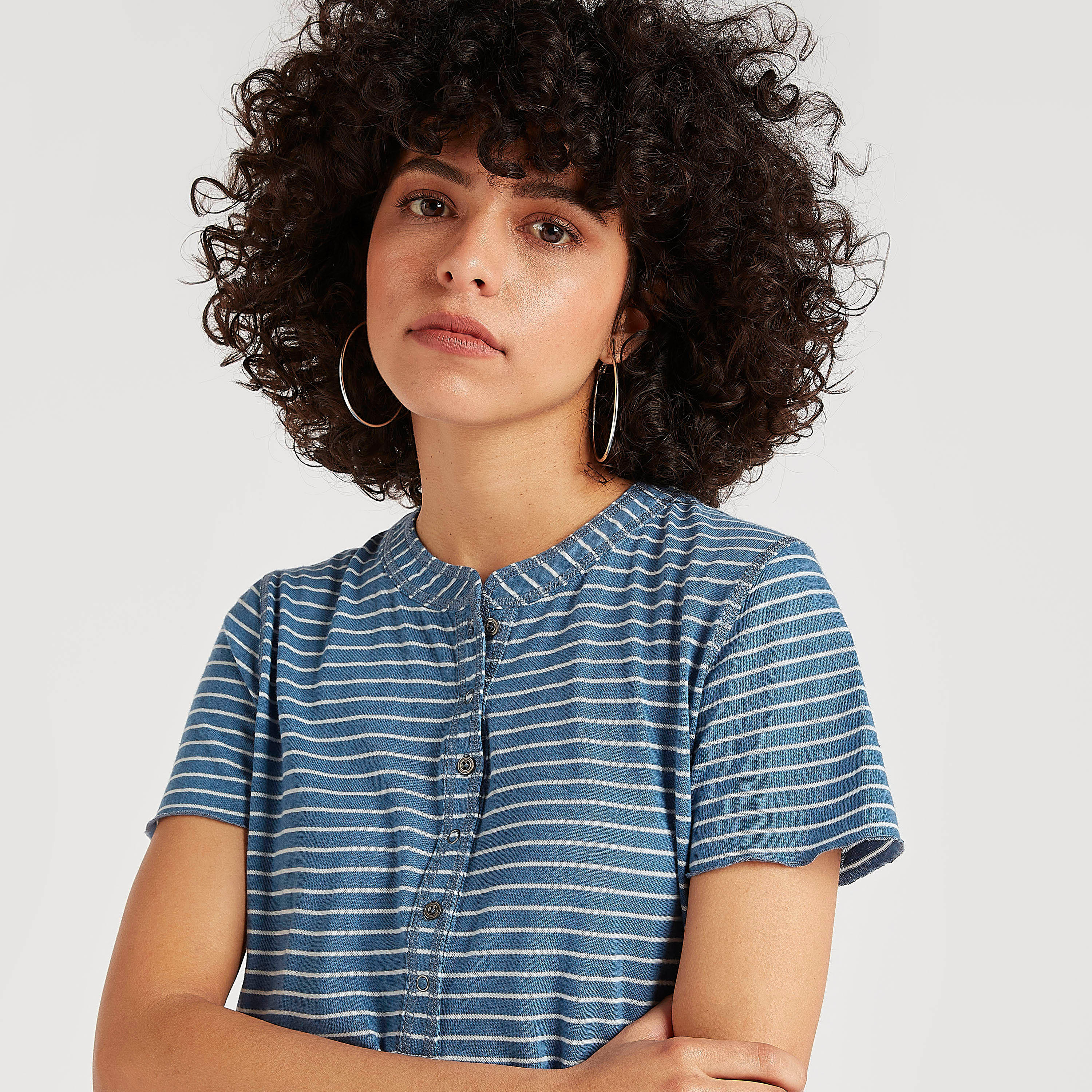 تيشيرت مقلّم بياقة هينلي وأكمام قصيرة من لي كوبر-women-clothing-tshirts-image-3