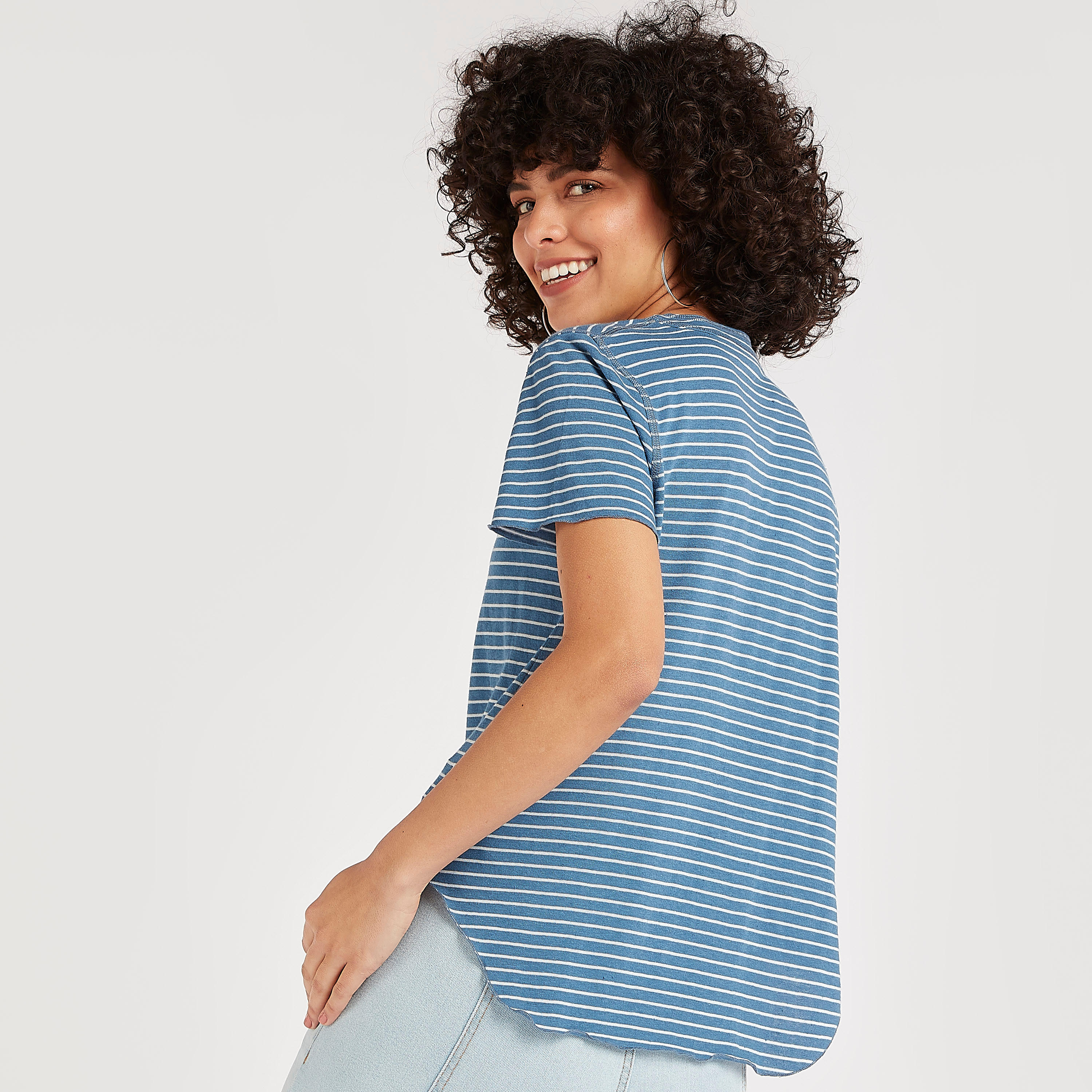 تيشيرت مقلّم بياقة هينلي وأكمام قصيرة من لي كوبر-women-clothing-tshirts-image-4