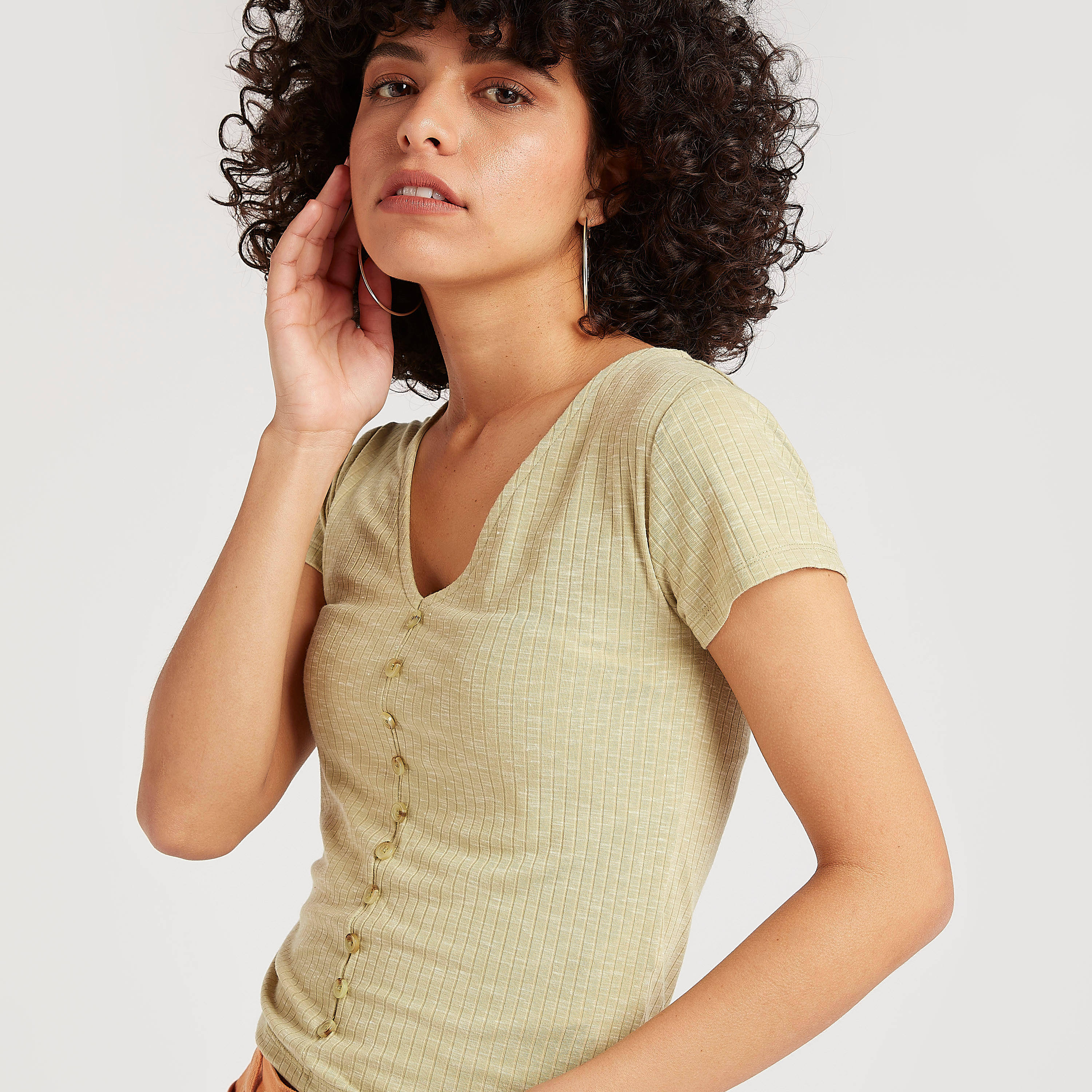 بلوزة بارزة الملمس بتفاصيل زر من لي كوبر-women-clothing-shirtsandblouses-blouses-image-5