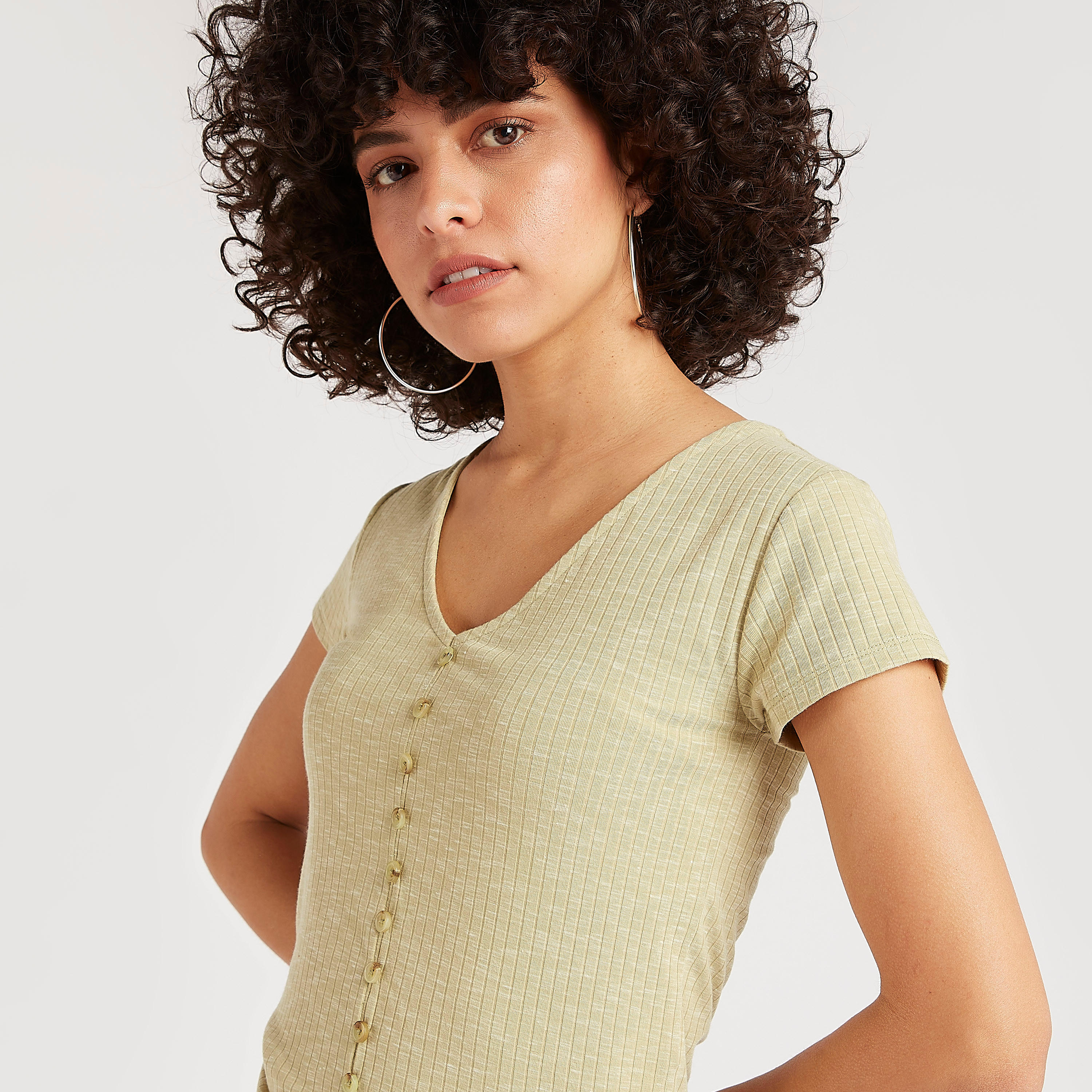 بلوزة بارزة الملمس بتفاصيل زر من لي كوبر-women-clothing-shirtsandblouses-blouses-image-1