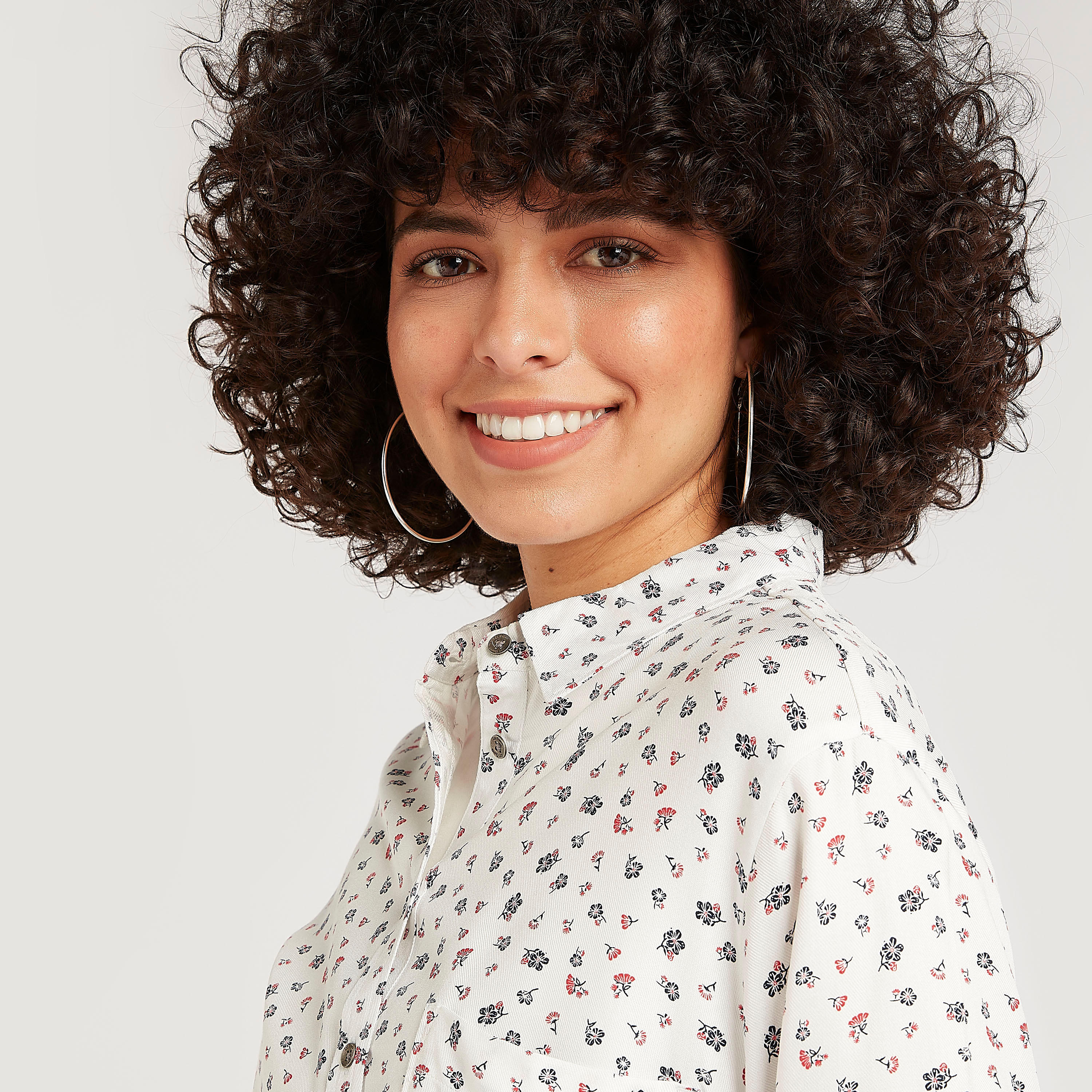قميص بطبعات أزهار وجيب على الصدر من لي كوبر-women-clothing-shirtsandblouses-shirts-image-3