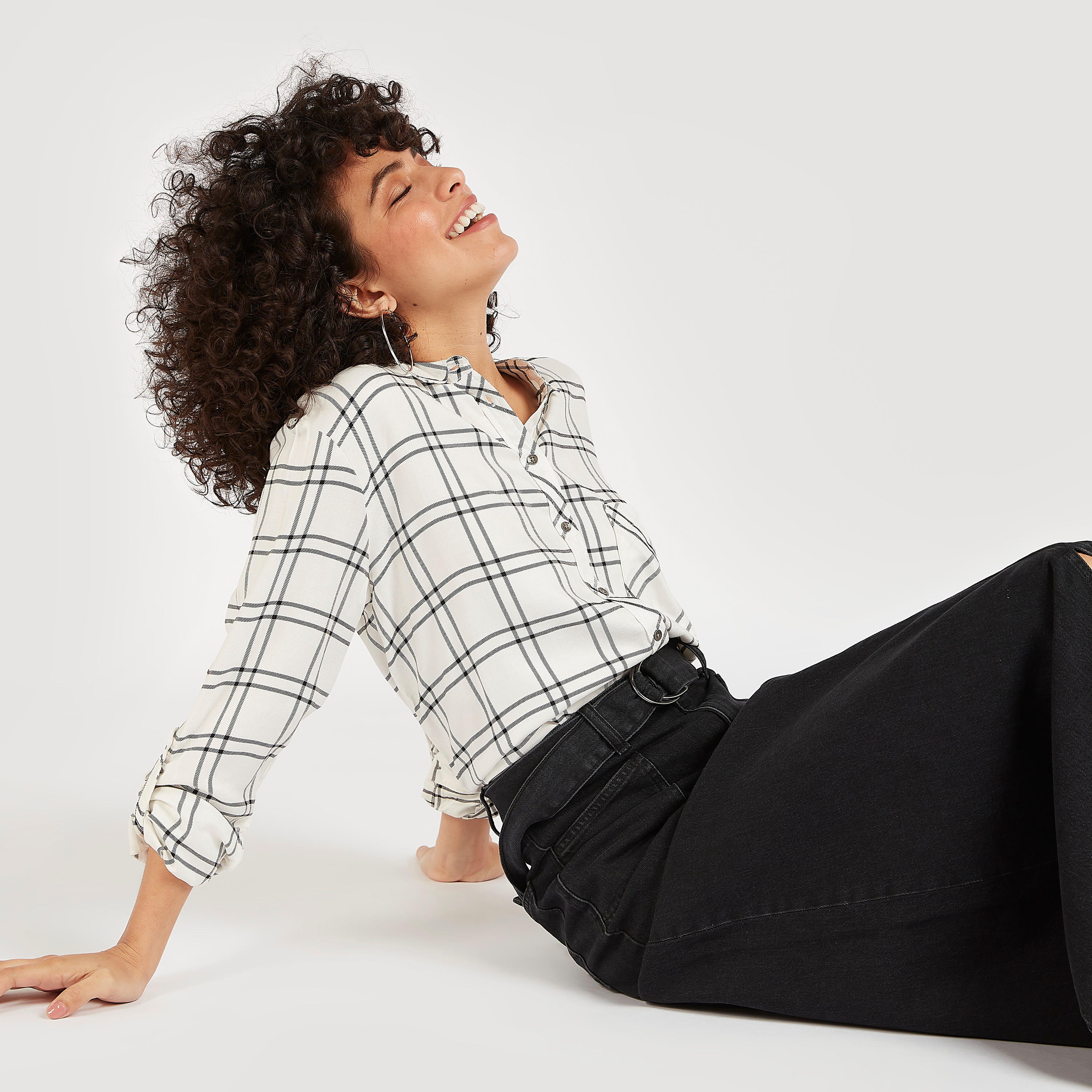 قميص كاروهات بأكمام طويلة وجيب من لي كوبر-women-clothing-shirtsandblouses-shirts-image-1