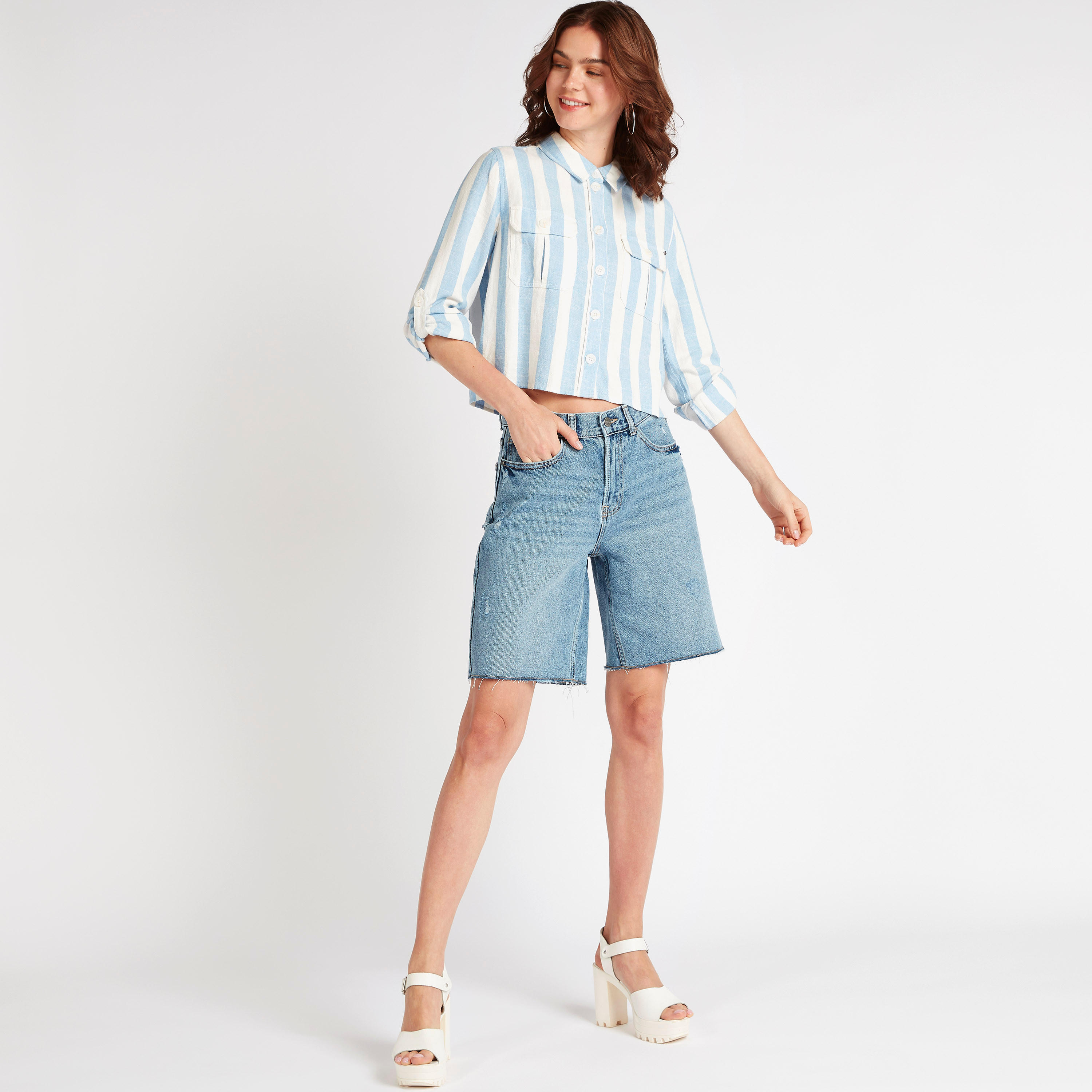 قميص دنيم مقلّم بجيوب بطيّة من لي كوبر-women-clothing-shirtsandblouses-shirts-image-2