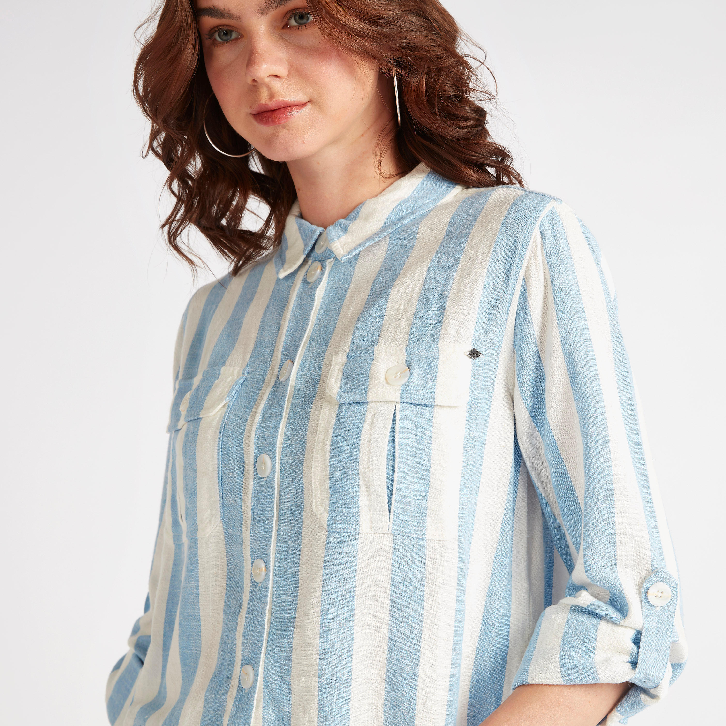 قميص دنيم مقلّم بجيوب بطيّة من لي كوبر-women-clothing-shirtsandblouses-shirts-image-3
