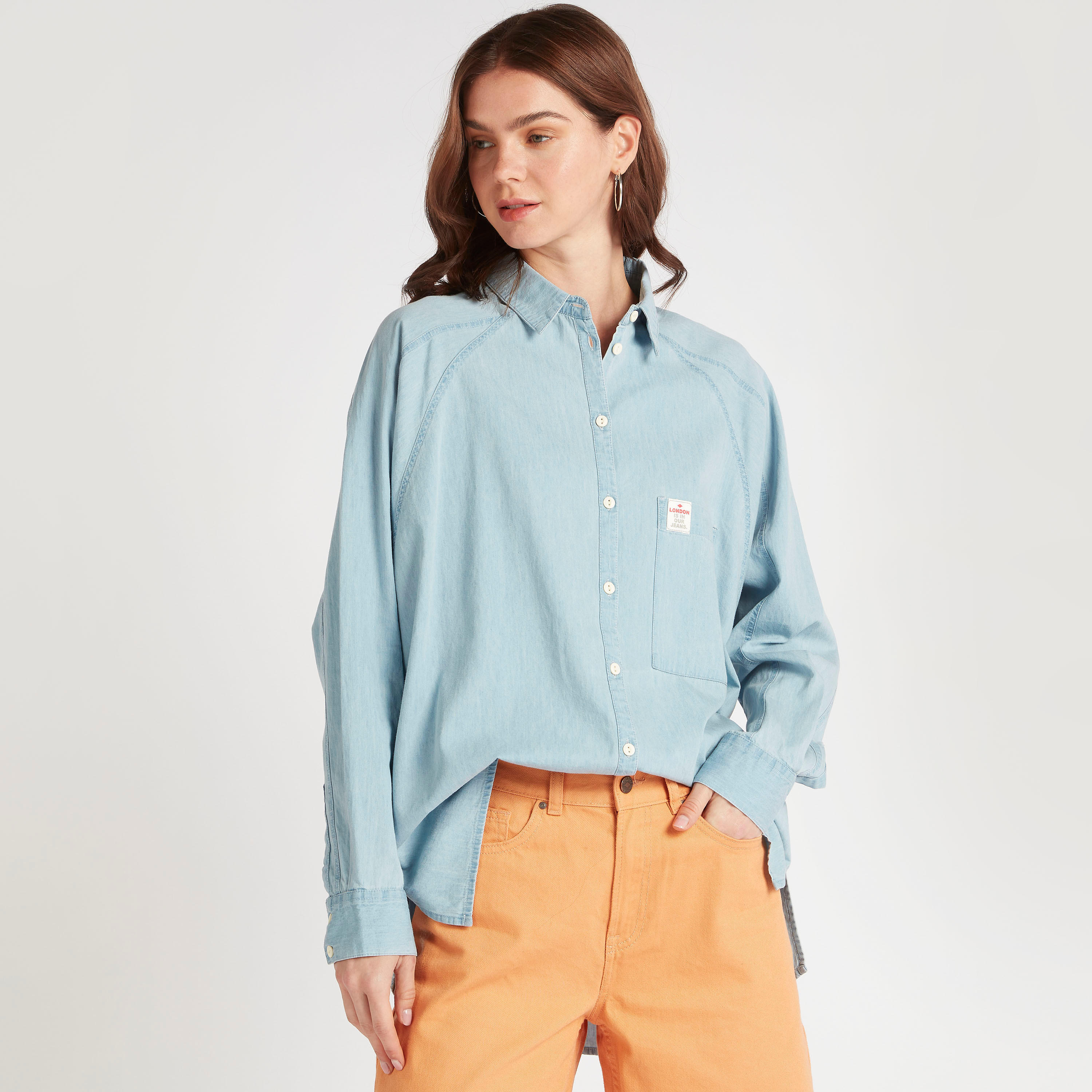 قميص مصرفيين دنيم بجيب خارجي من لي كوبر-women-clothing-shirtsandblouses-shirts-image-1