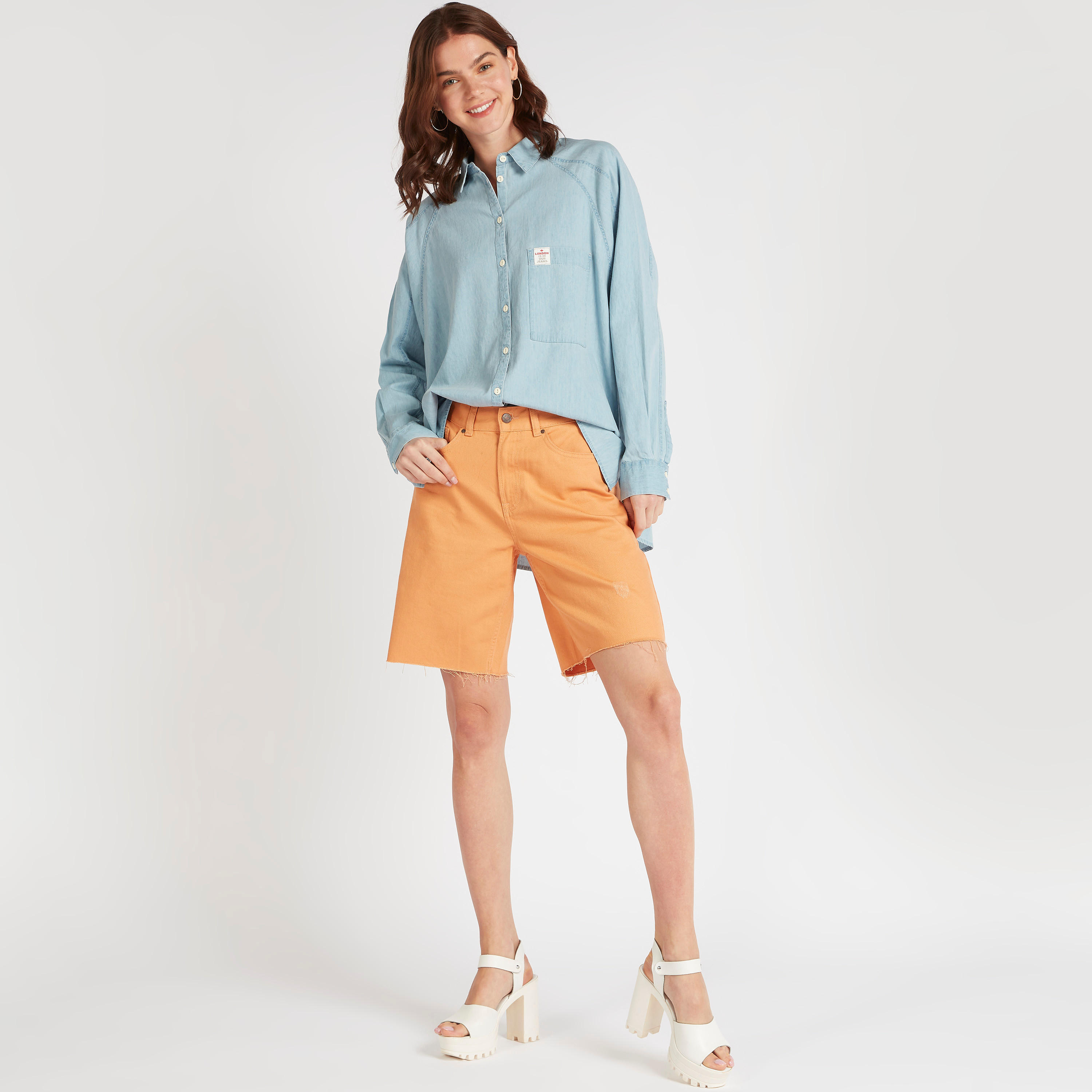 قميص مصرفيين دنيم بجيب خارجي من لي كوبر-women-clothing-shirtsandblouses-shirts-image-2