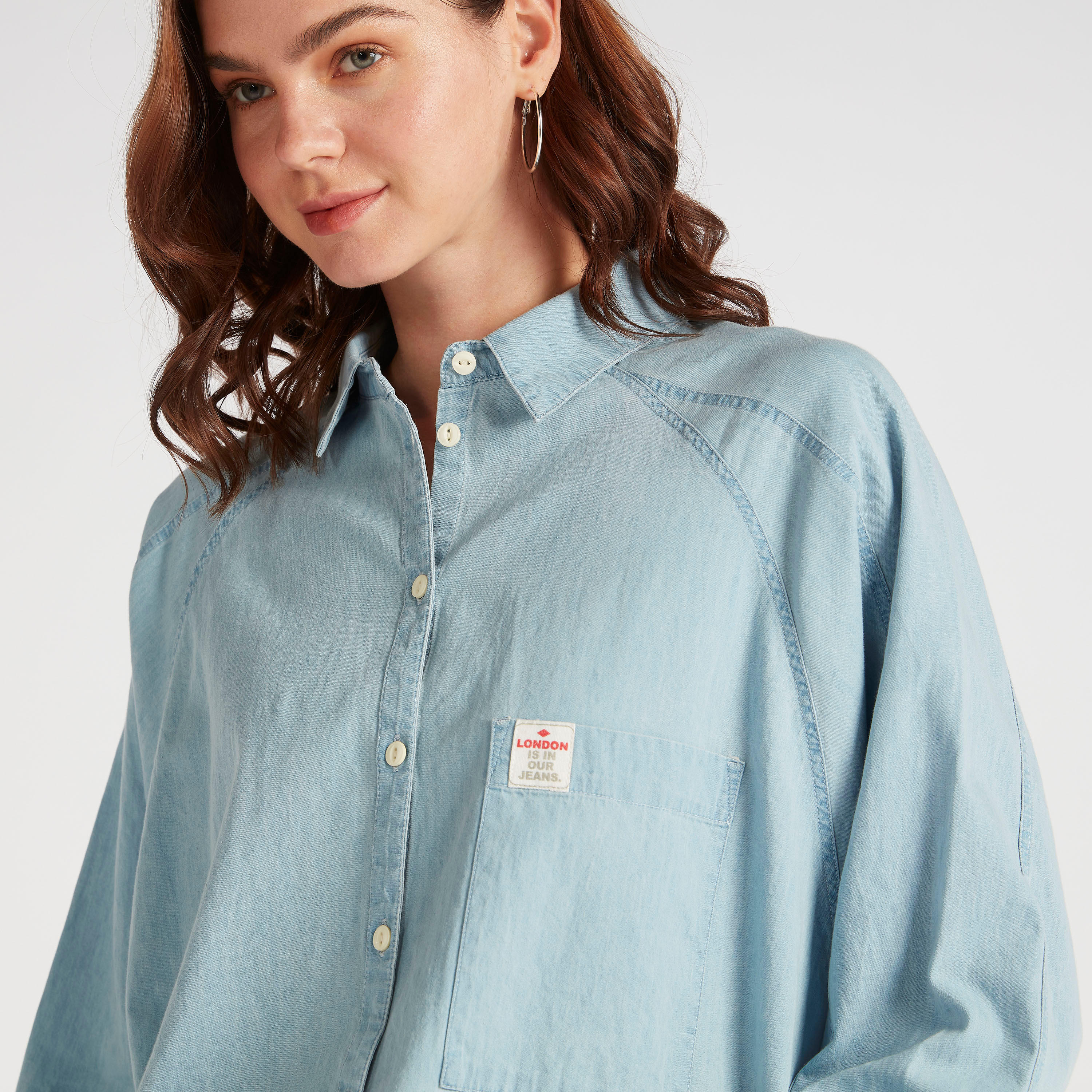 قميص مصرفيين دنيم بجيب خارجي من لي كوبر-women-clothing-shirtsandblouses-shirts-image-3
