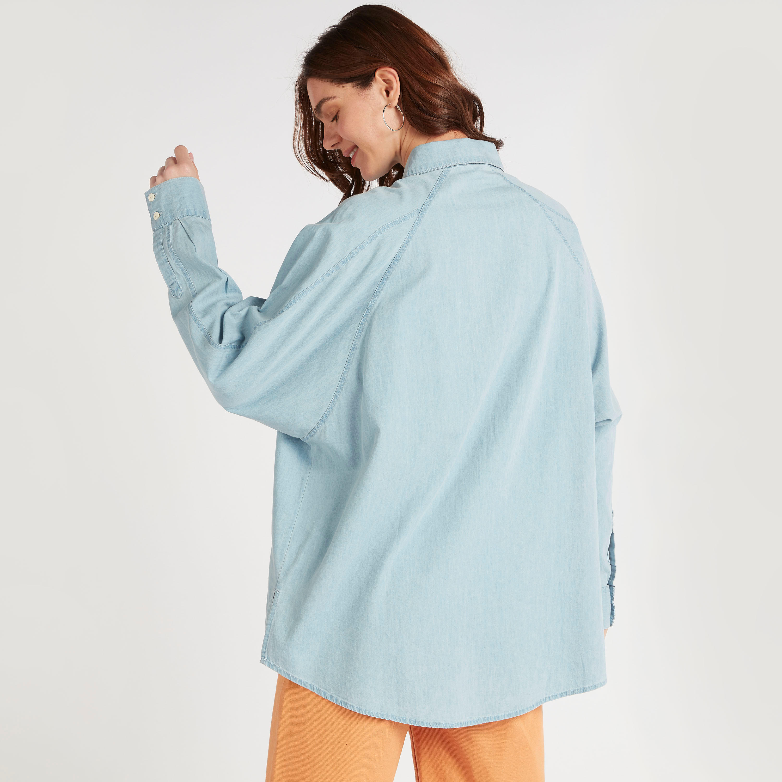 قميص مصرفيين دنيم بجيب خارجي من لي كوبر-women-clothing-shirtsandblouses-shirts-image-4