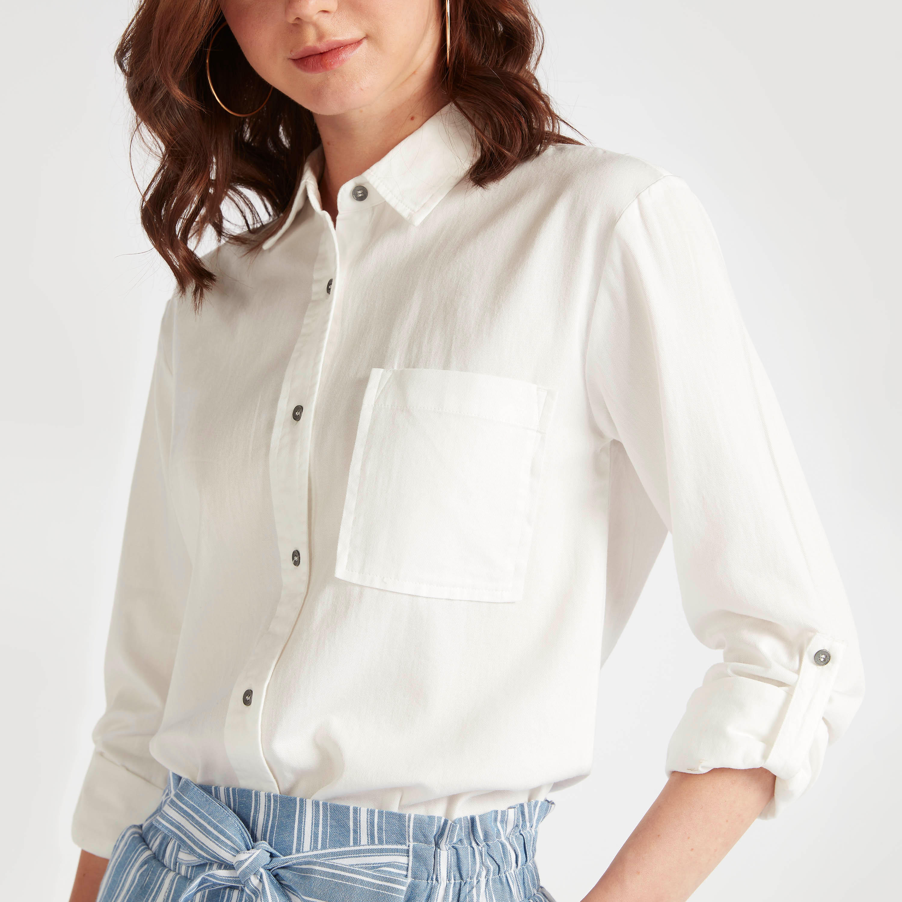 قميص دنيم سادة بأكمام طويلة وجيوب من لي كوبر-women-clothing-shirtsandblouses-shirts-image-2