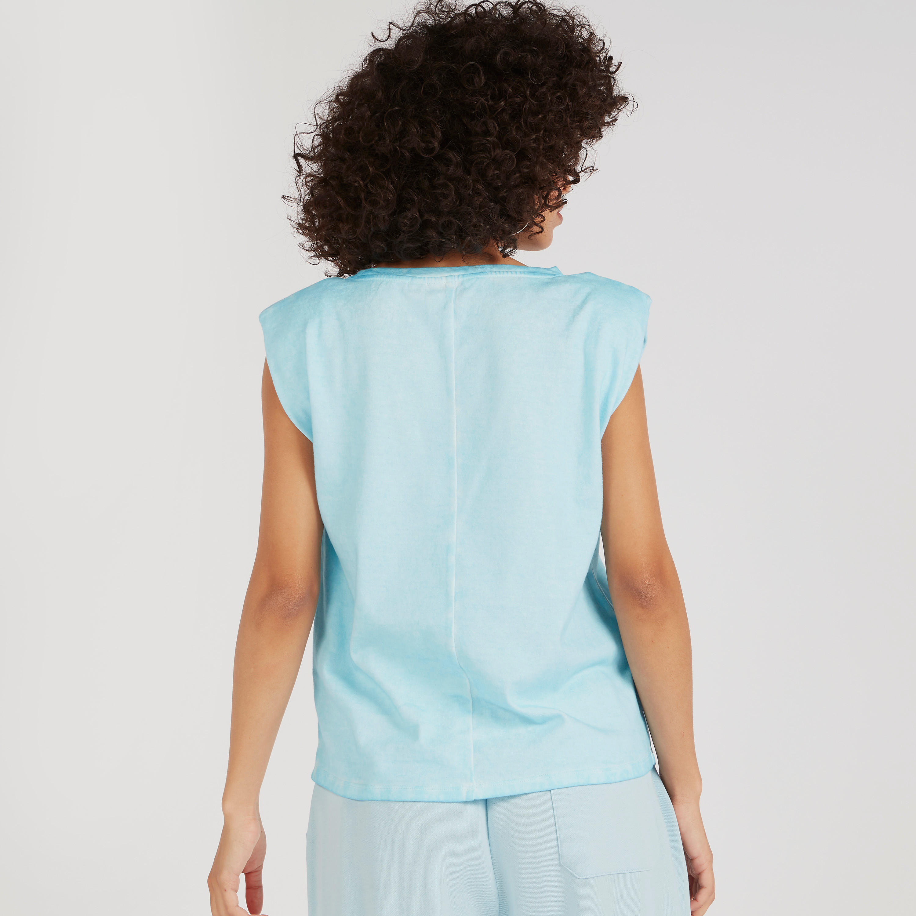 تيشيرت سادة بياقة مستديرة وأكمام كاب من لي كوبر-women-clothing-tshirts-image-4