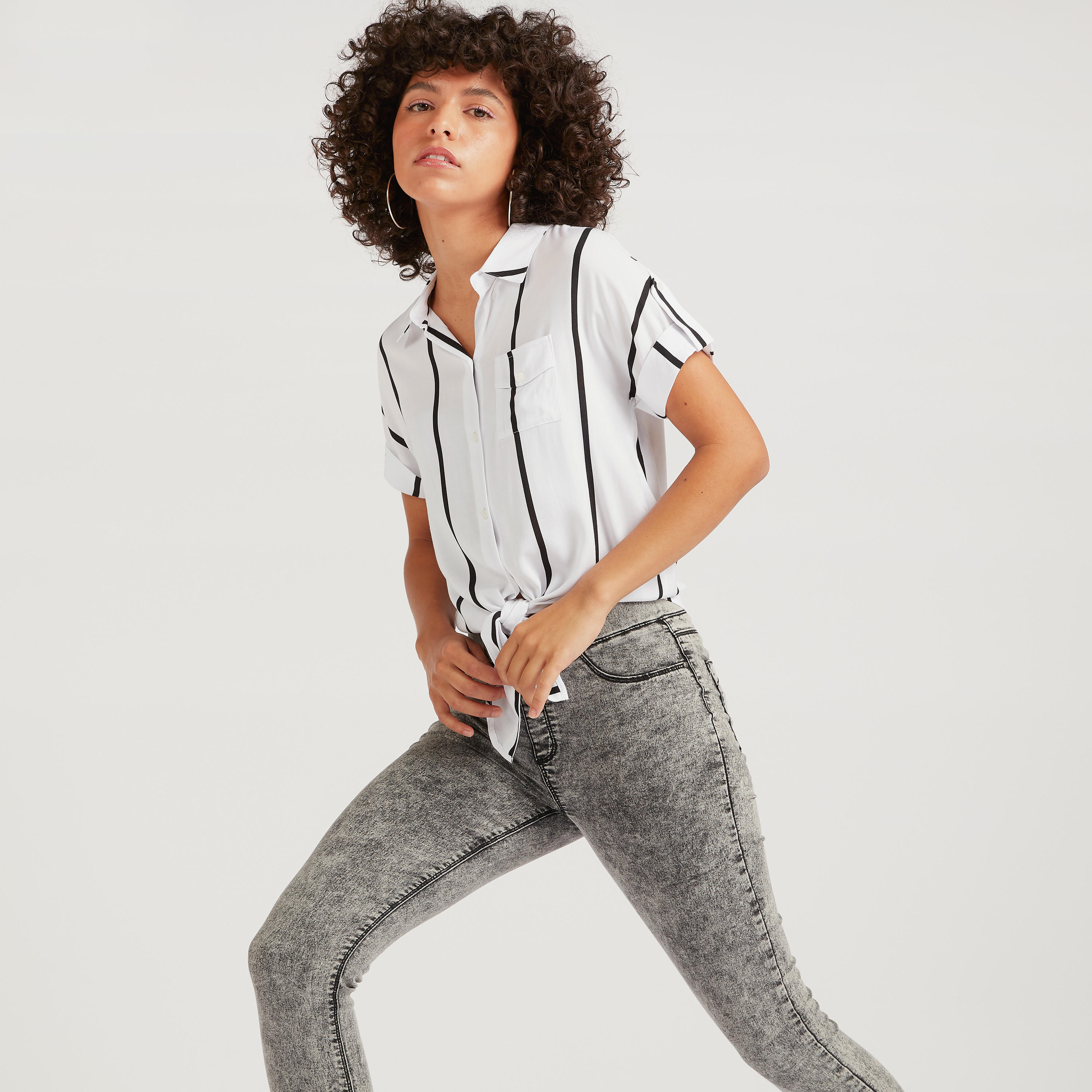 قميص مخطّط بزينة رباط من لي كوبر-women-clothing-shirtsandblouses-shirts-image-1