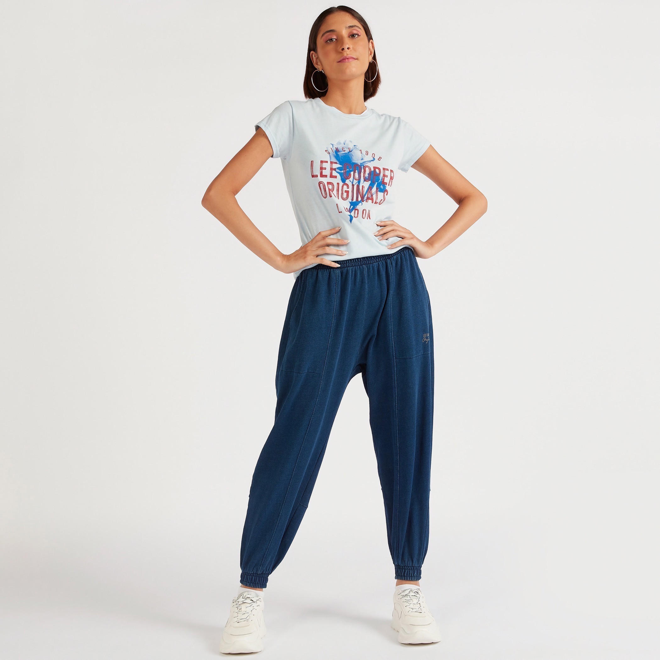 تيشيرت بياقة ضيّقة وأكمام كاب وطبعات من لي كوبر-women-clothing-tshirts-image-2