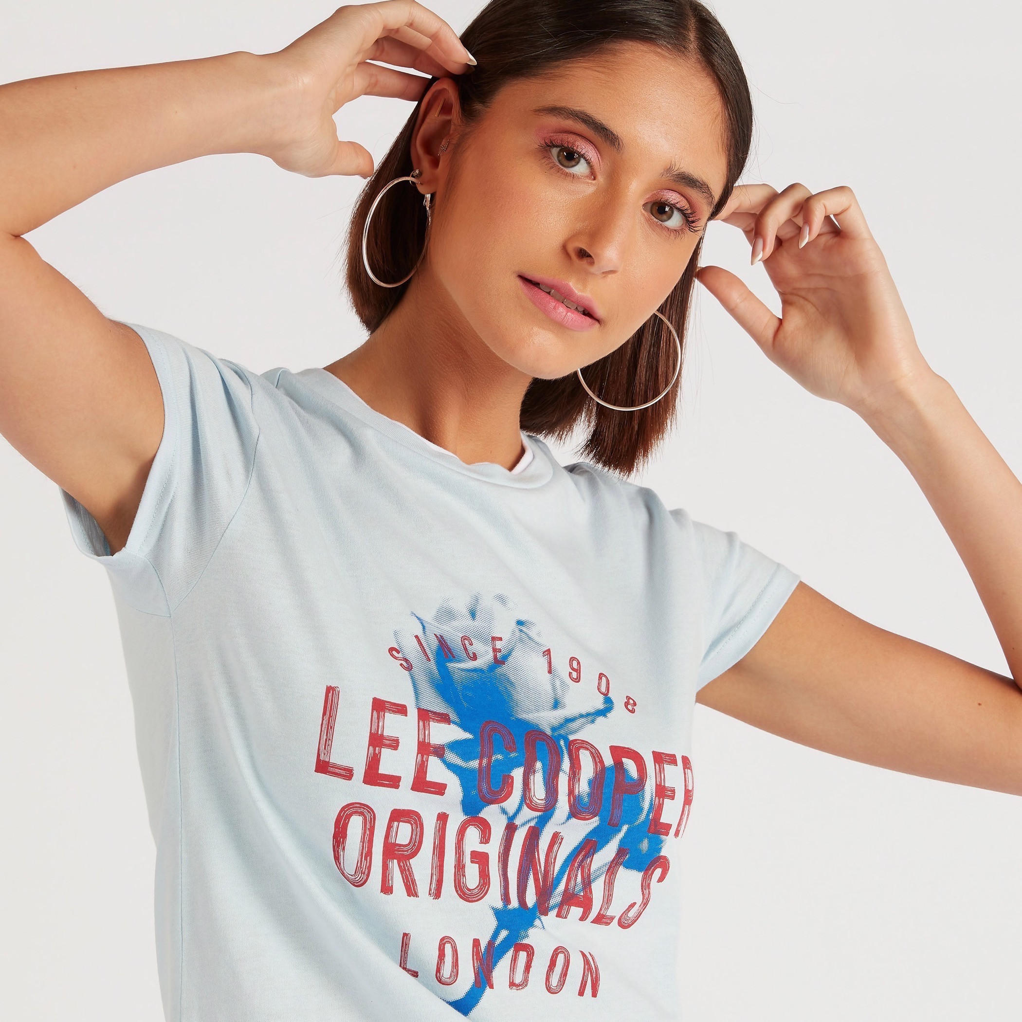 تيشيرت بياقة ضيّقة وأكمام كاب وطبعات من لي كوبر-women-clothing-tshirts-image-3