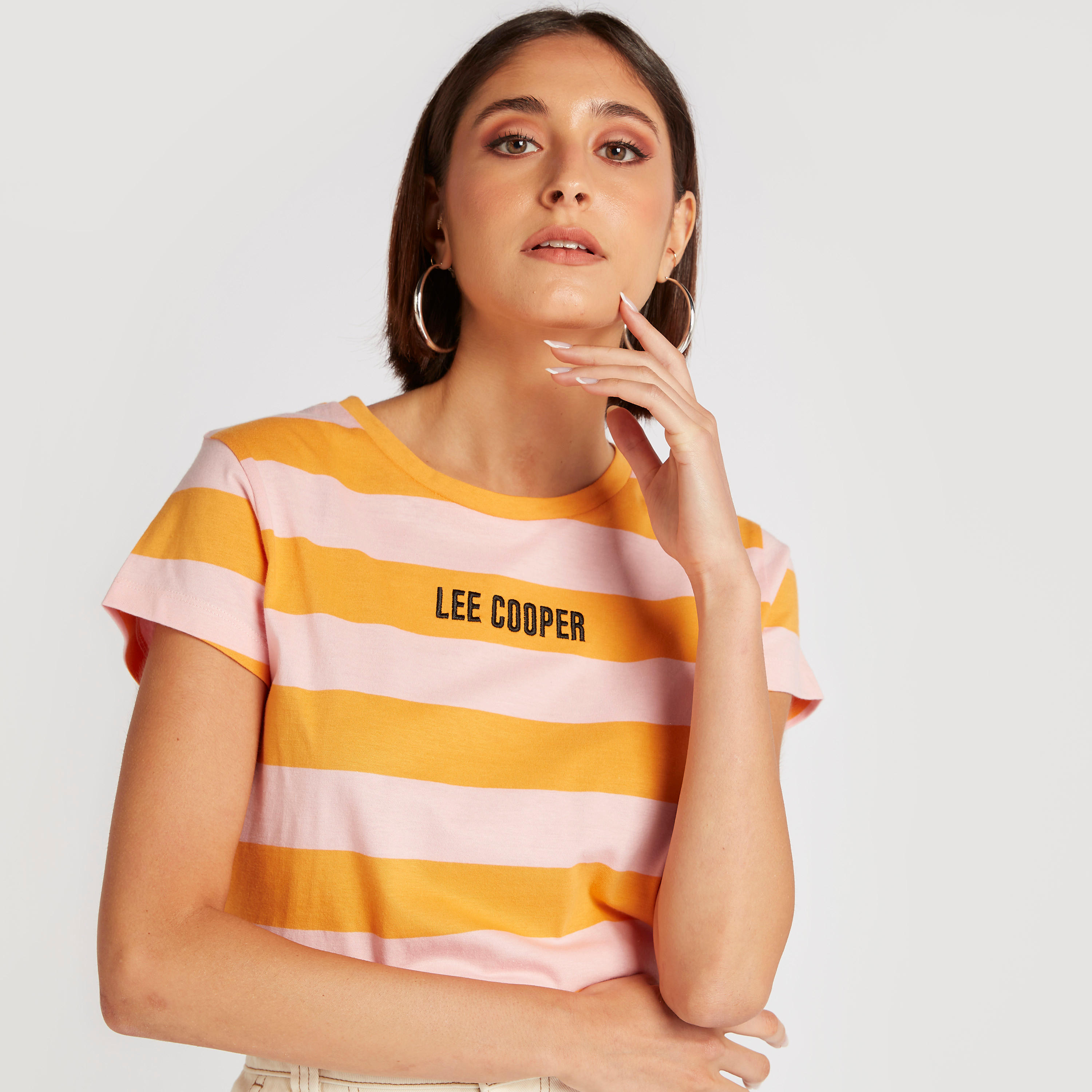 تيشيرت مقلّم بياقة ضيّقة وأكمام كاب من لي كوبر-women-clothing-tshirts-image-1