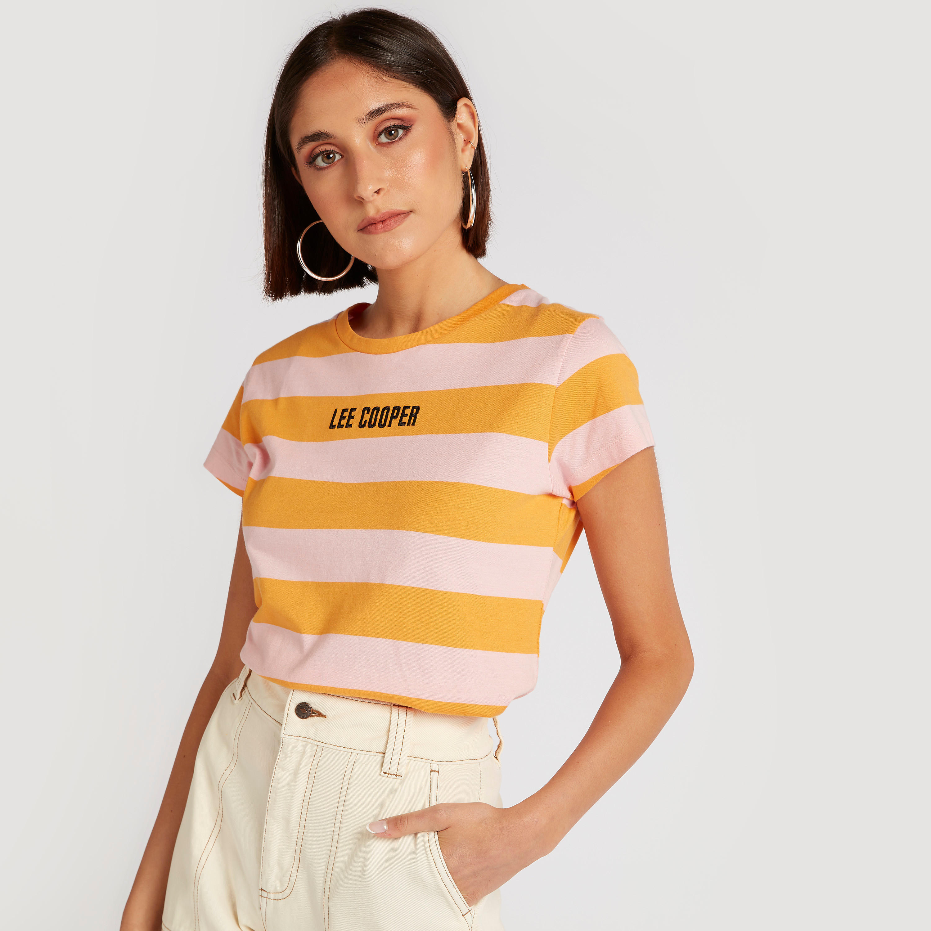 تيشيرت مقلّم بياقة ضيّقة وأكمام كاب من لي كوبر-women-clothing-tshirts-image-5