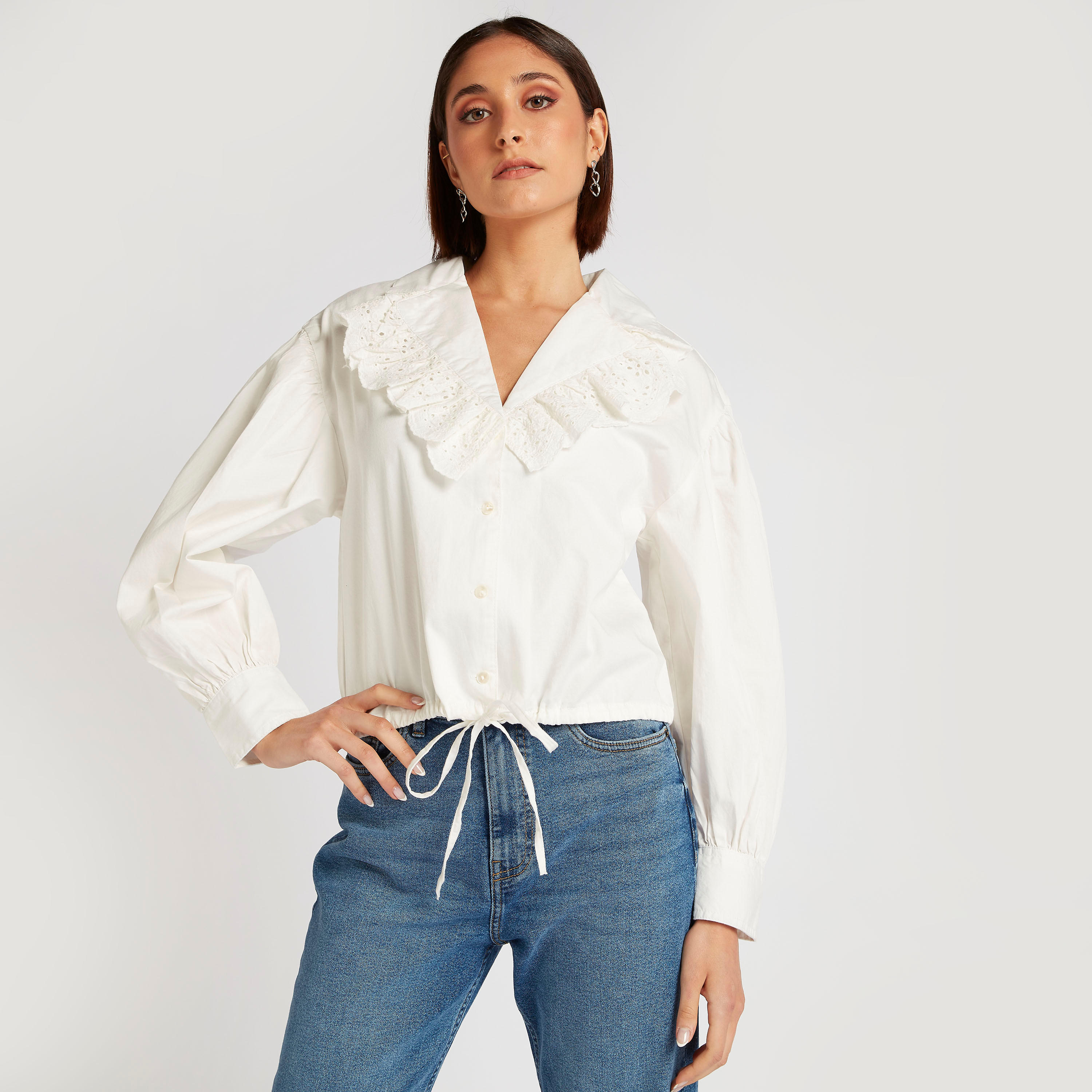 قميص بياقة V وأكمام طويلة وكشكش من لي كوبر-women-clothing-shirtsandblouses-shirts-image-6