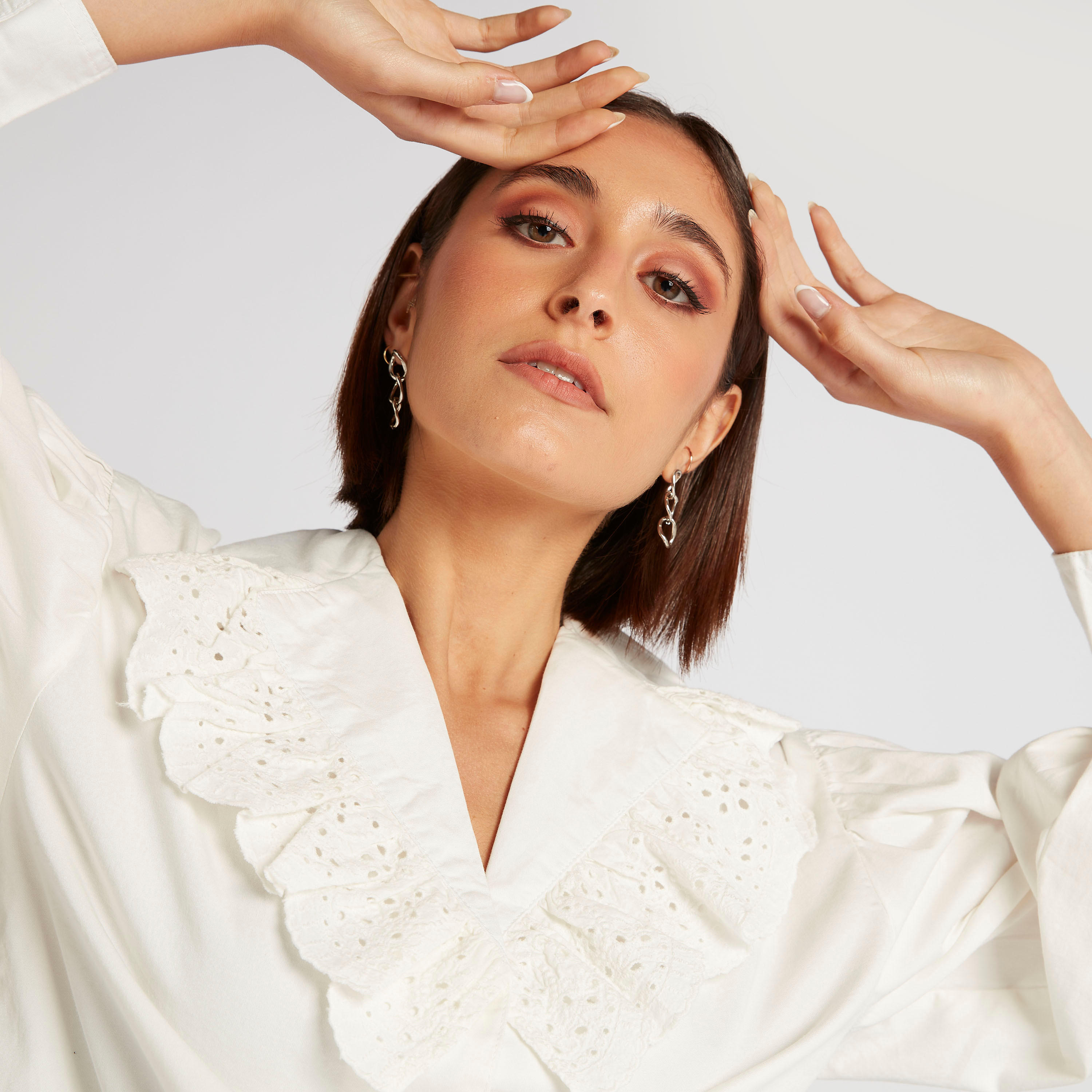 قميص بياقة V وأكمام طويلة وكشكش من لي كوبر-women-clothing-shirtsandblouses-shirts-image-2
