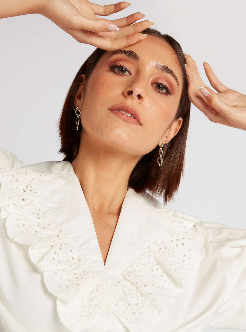 قميص بياقة V وأكمام طويلة وكشكش من لي كوبر-women-clothing-shirtsandblouses-shirts-image-2