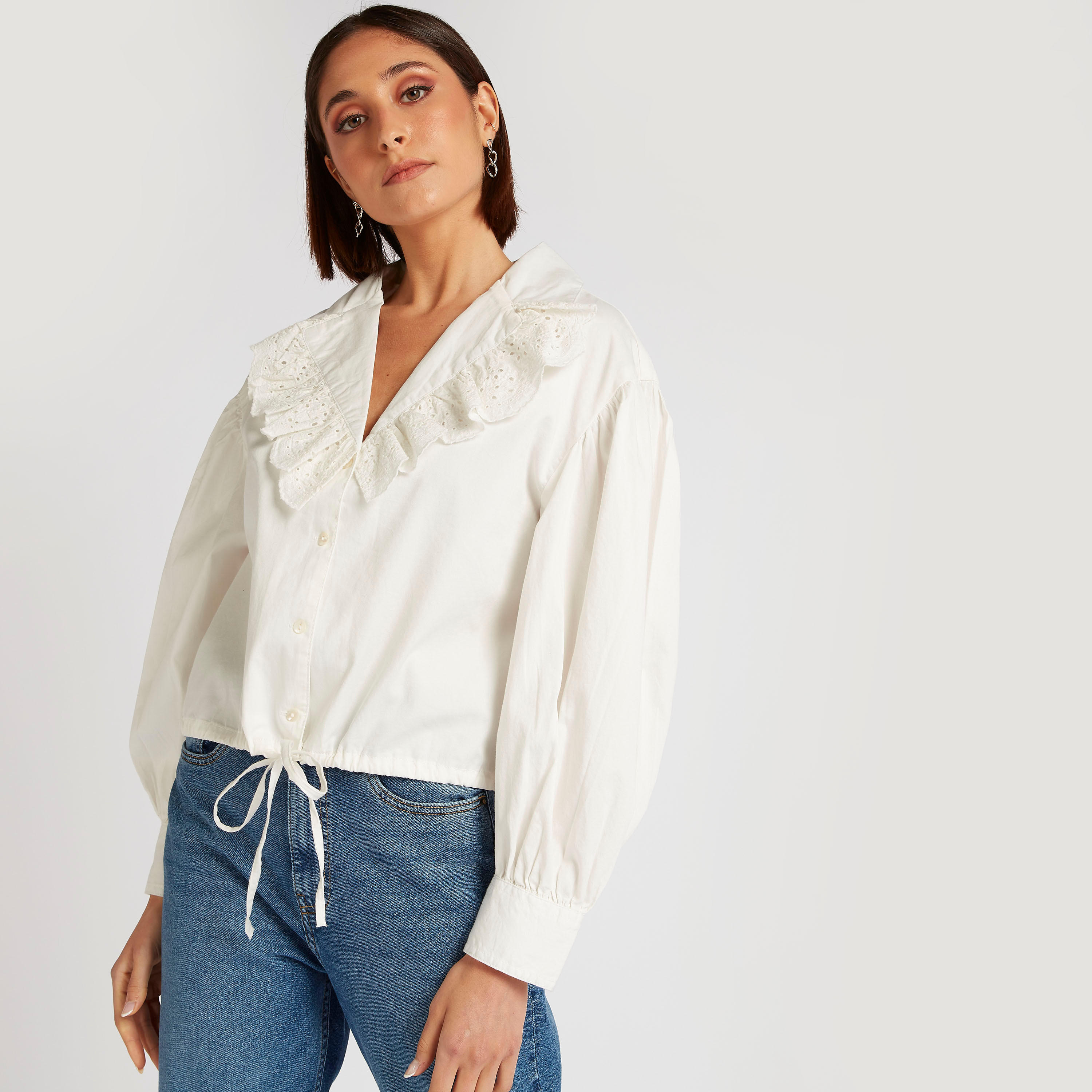 قميص بياقة V وأكمام طويلة وكشكش من لي كوبر-women-clothing-shirtsandblouses-shirts-image-1