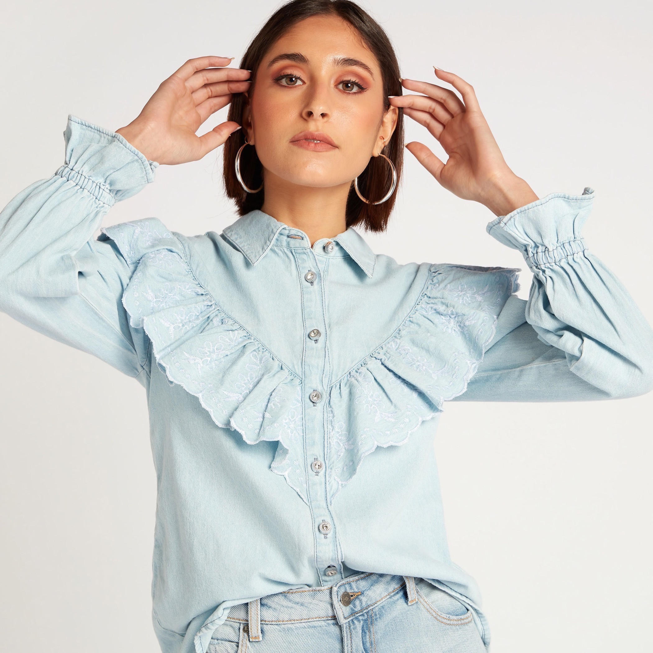 قميص دنيم بتفاصيل كشكش مطرزة من لي كوبر-women-clothing-shirtsandblouses-shirts-image-1