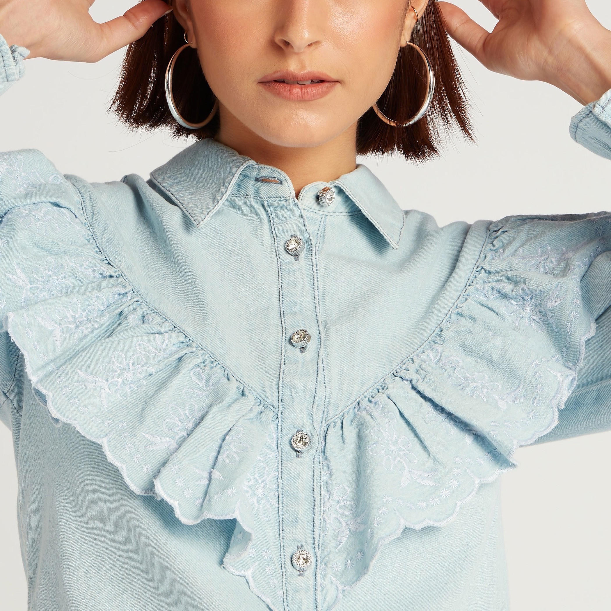 قميص دنيم بتفاصيل كشكش مطرزة من لي كوبر-women-clothing-shirtsandblouses-shirts-image-3