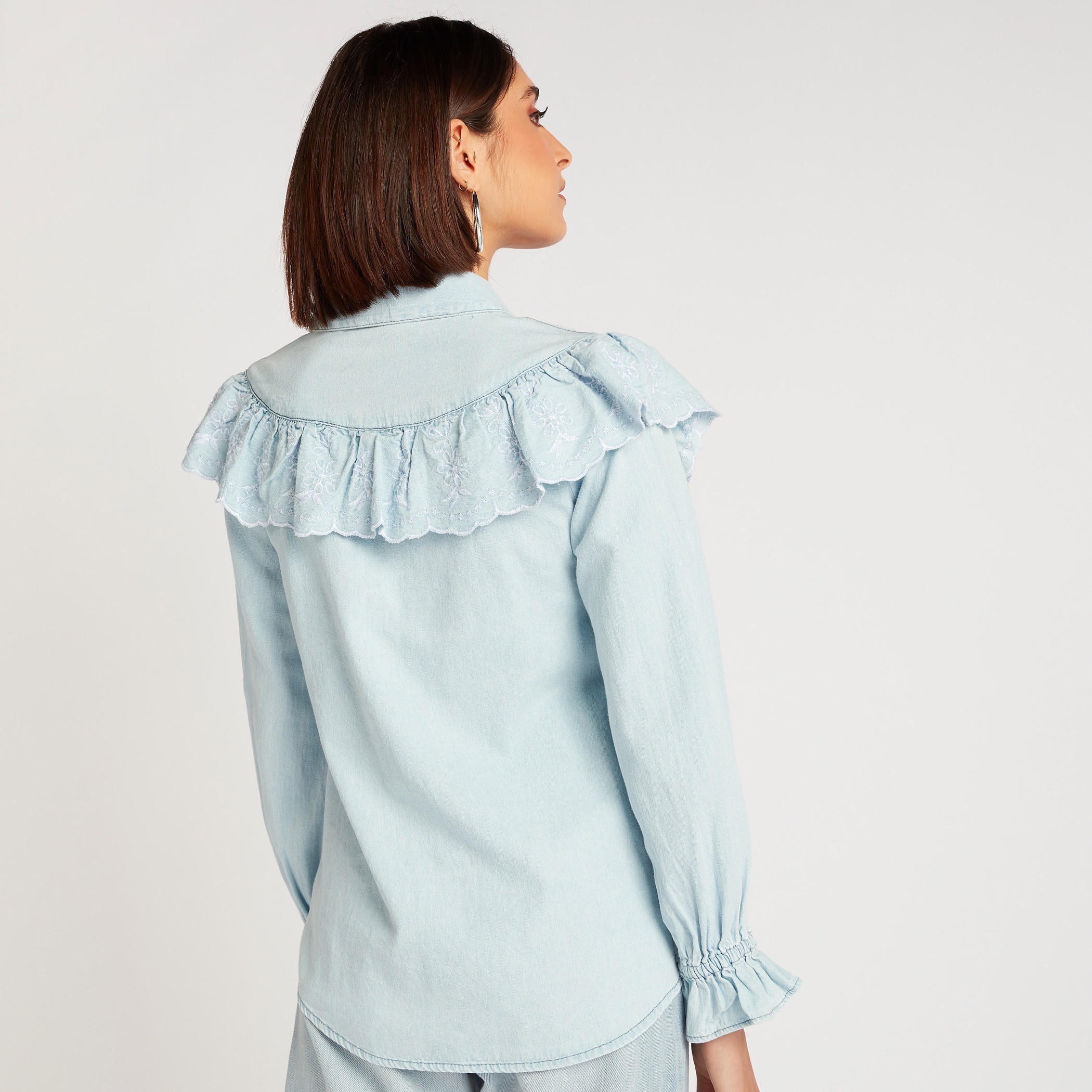 قميص دنيم بتفاصيل كشكش مطرزة من لي كوبر-women-clothing-shirtsandblouses-shirts-image-4