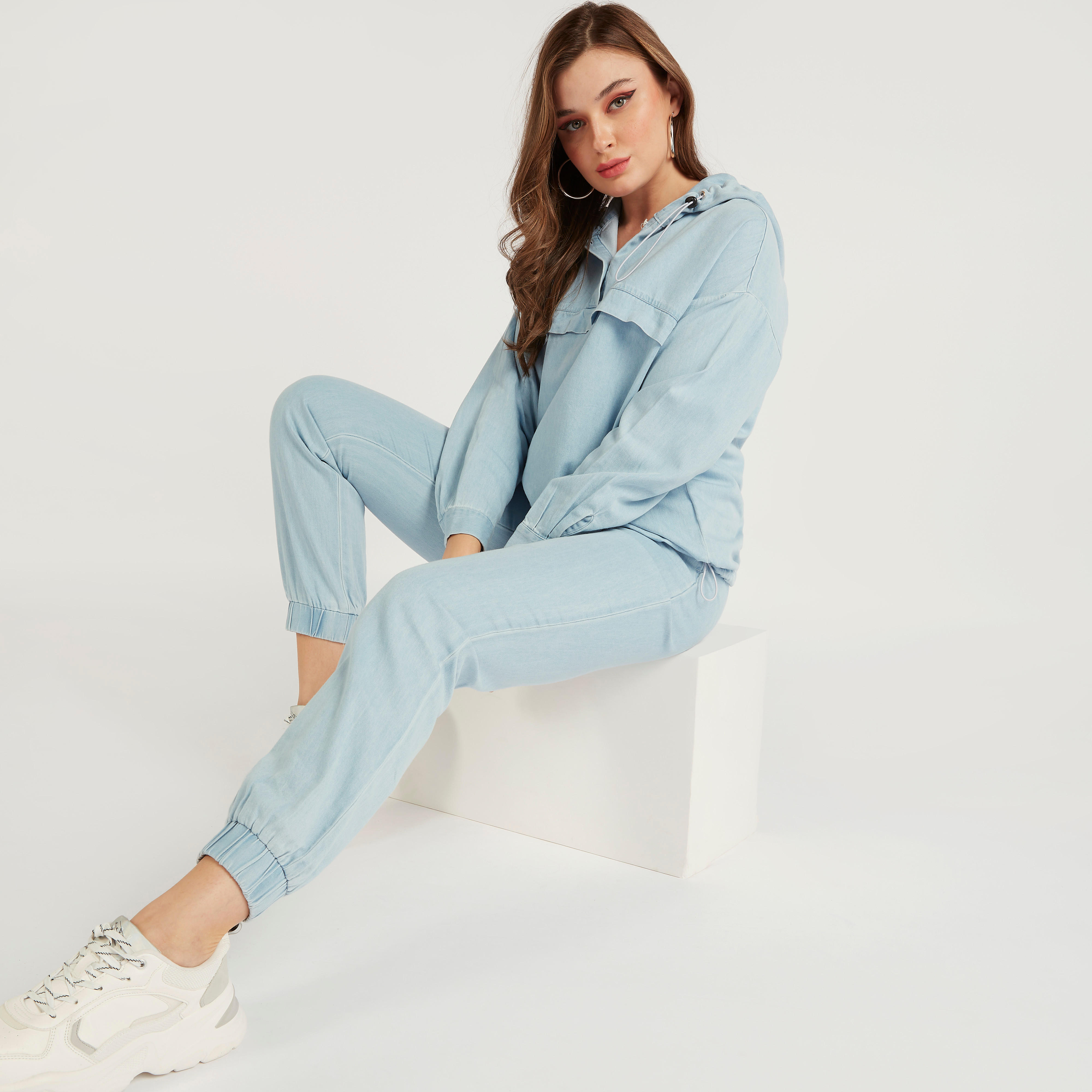 بنطلون رياضي مستدام سادة بخصر متوسّط الارتفاع ورباط إغلاق وجيوب من لي كوبر-women-clothing-bottoms-joggers-image-5
