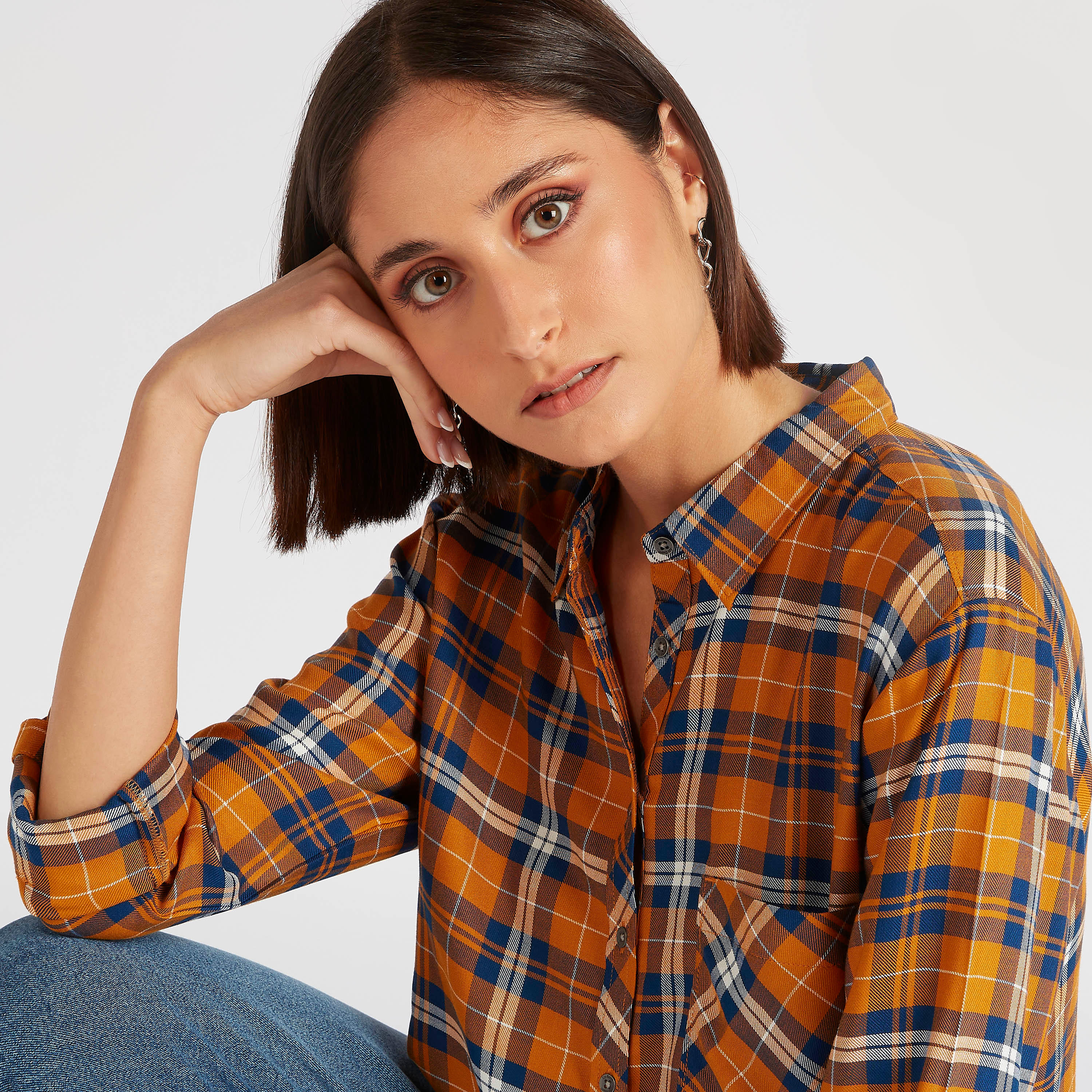 قميص كاروهات بأكمام طويلة وجيب من لي كوبر-women-clothing-shirtsandblouses-shirts-image-4