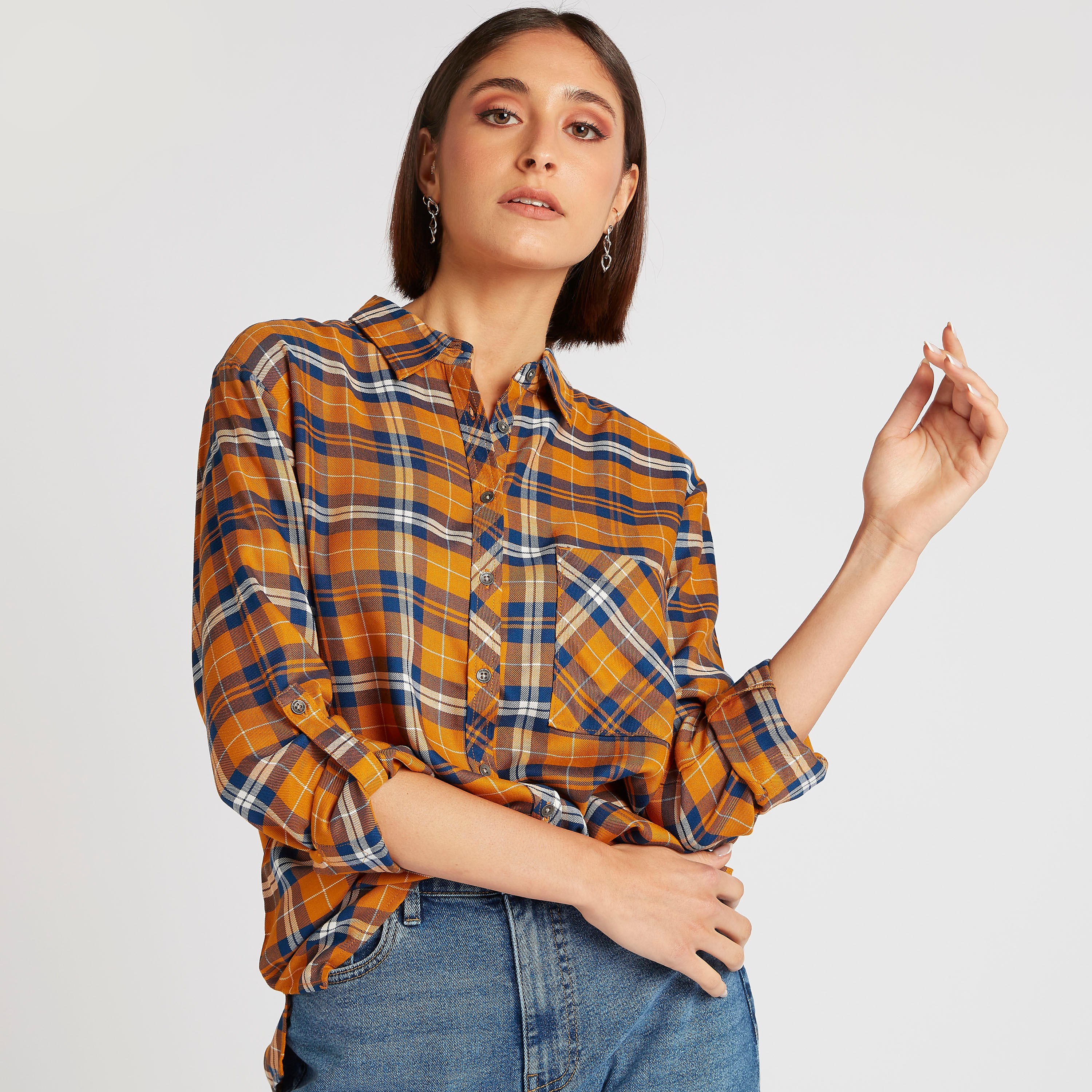 قميص كاروهات بأكمام طويلة وجيب من لي كوبر-women-clothing-shirtsandblouses-shirts-image-1