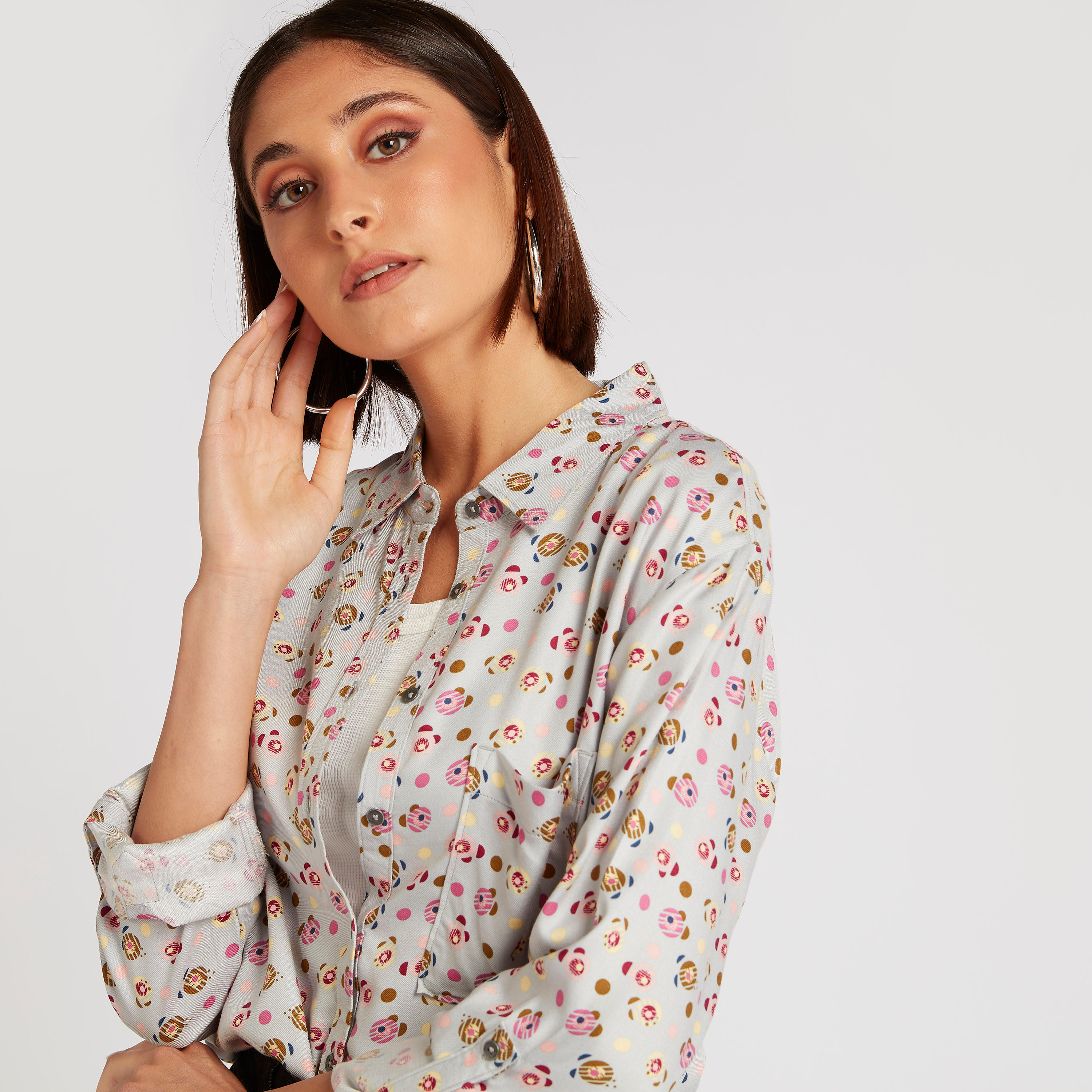 قميص بطبعات وأكمام طويلة وجيب من لي كوبر-women-clothing-shirtsandblouses-shirts-image-3