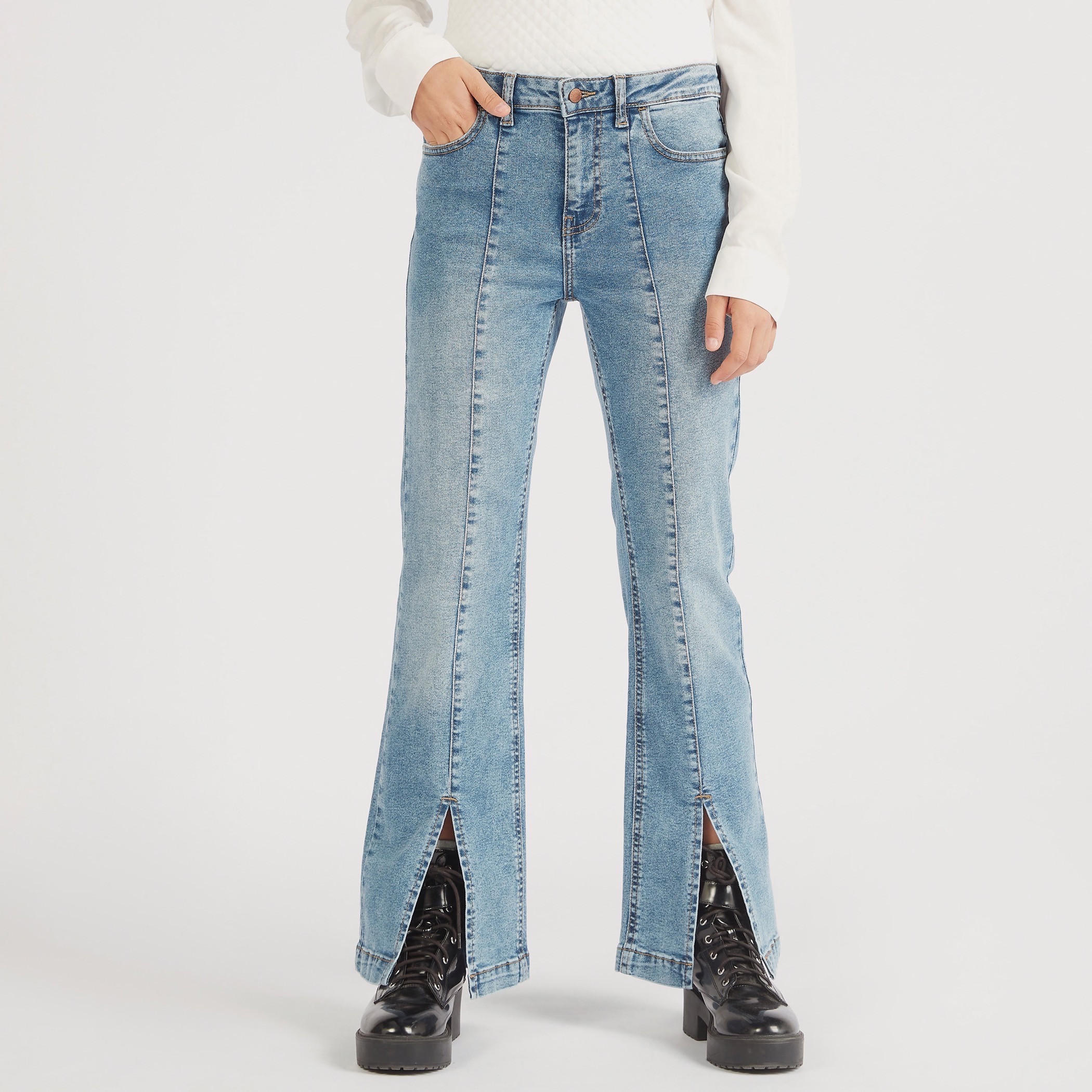 بنطلون جينز بجيوب وخصر متوسّط الارتفاع وفتحات أماميّة من لي كوبر-women-clothing-bottoms-jeans-image-1