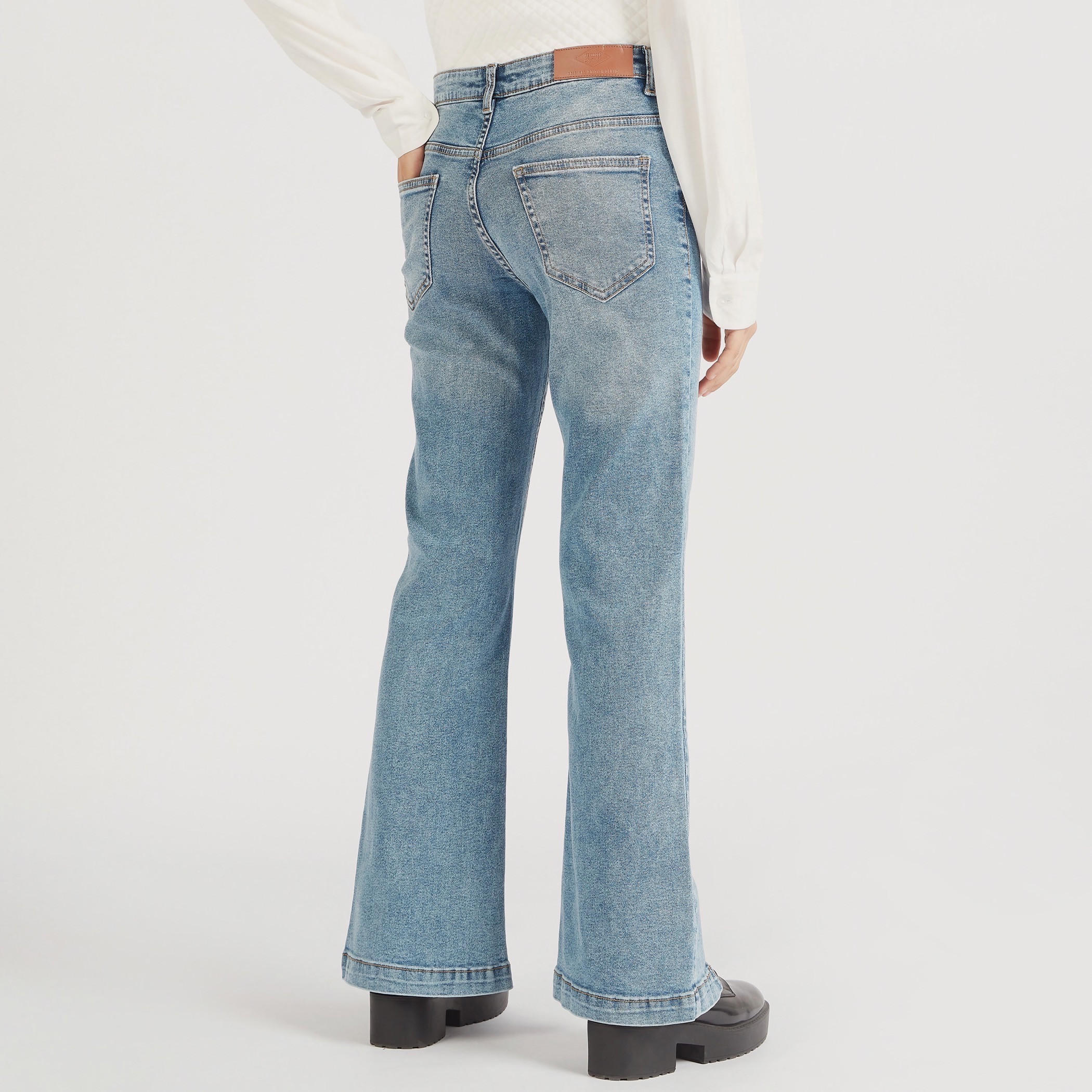 بنطلون جينز بجيوب وخصر متوسّط الارتفاع وفتحات أماميّة من لي كوبر-women-clothing-bottoms-jeans-image-4
